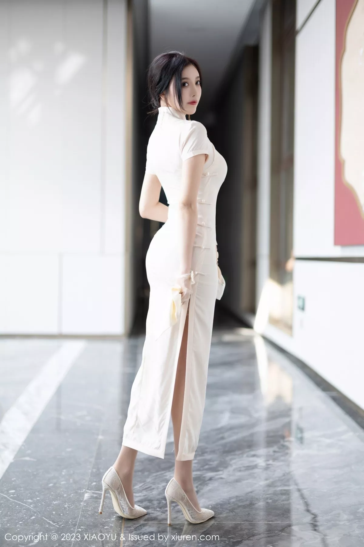 秀人集.com_[XiaoYu画语界]Vol.978_女神杨晨晨Yome性感白色典雅旗袍配白丝袜秀丰腴身材诱惑写真85P