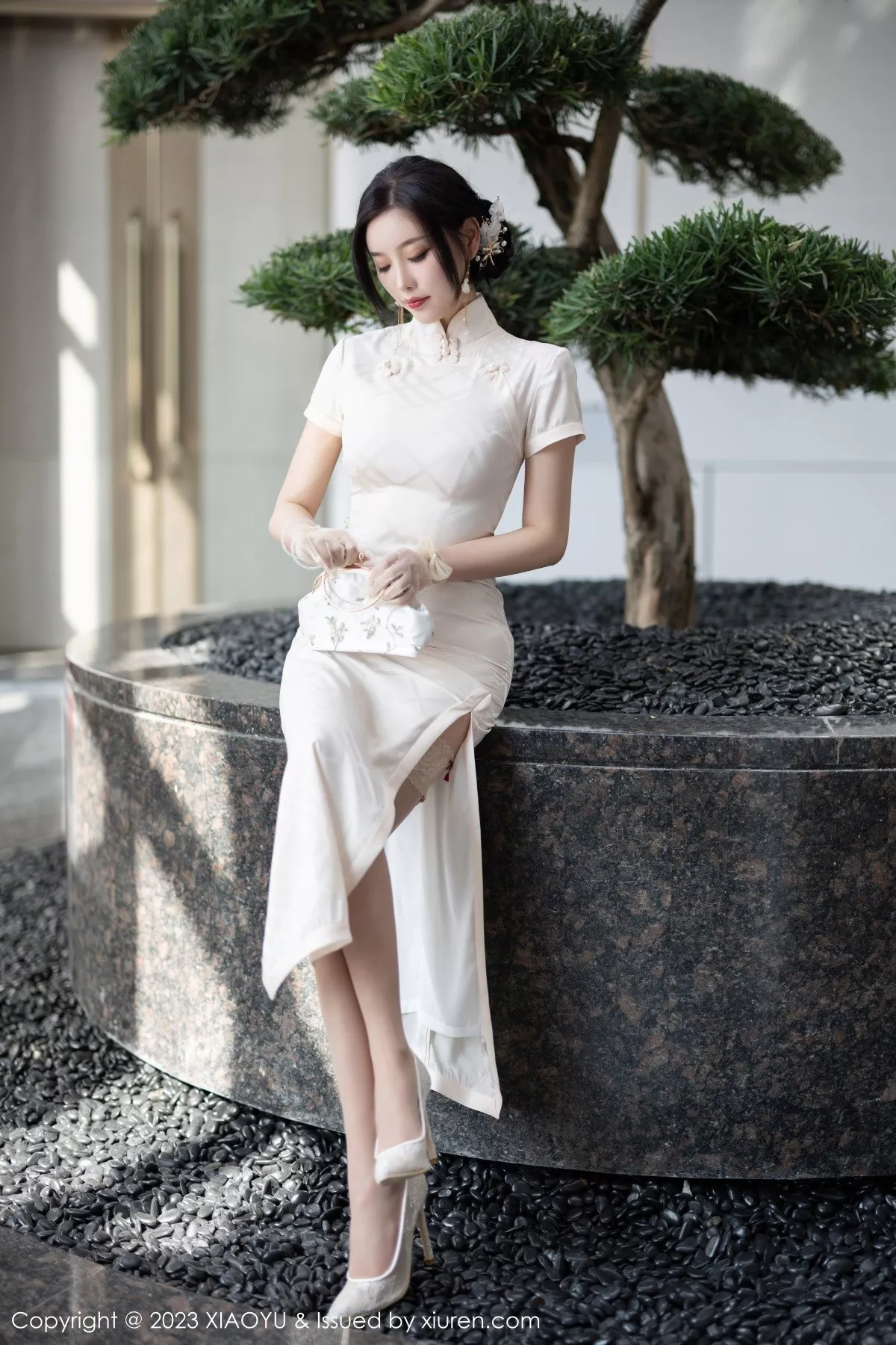 秀人集.com_[XiaoYu画语界]Vol.978_女神杨晨晨Yome性感白色典雅旗袍配白丝袜秀丰腴身材诱惑写真85P