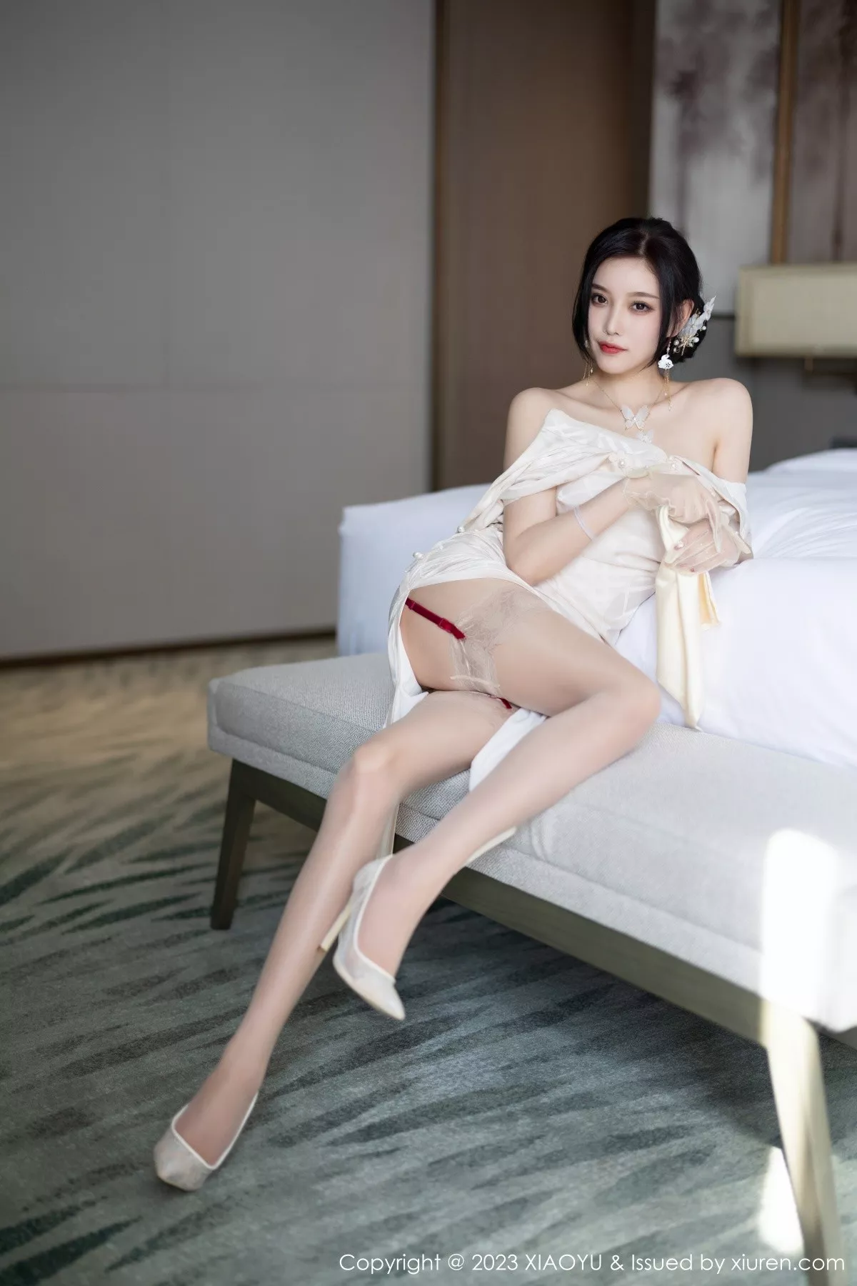 秀人集.com_[XiaoYu画语界]Vol.978_女神杨晨晨Yome性感白色典雅旗袍配白丝袜秀丰腴身材诱惑写真85P