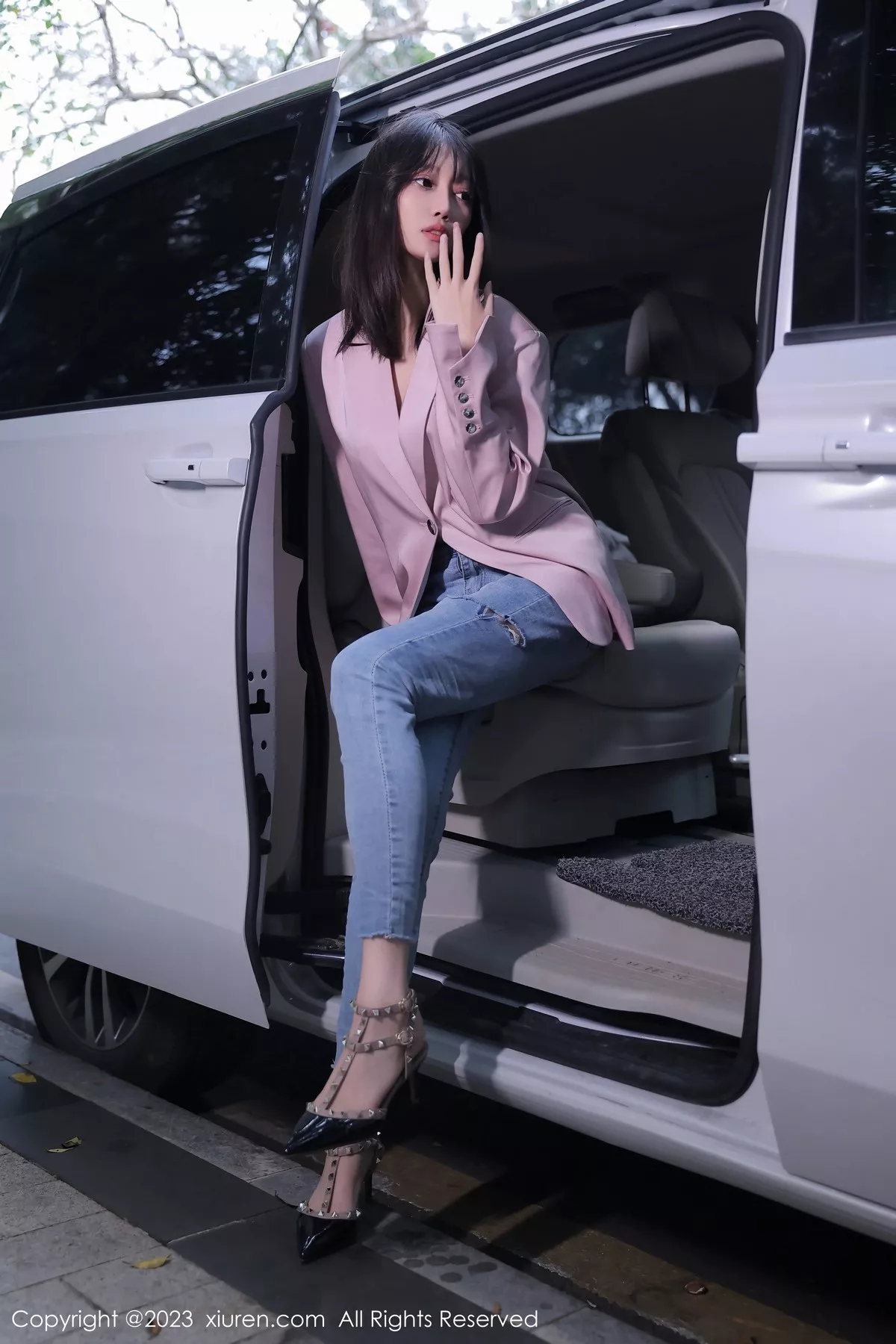 秀人集.com_[XiuRen秀人网]No.6355_模特玥儿玥er万宁旅拍粉灰色上衣配牛仔裤露白色内衣诱惑写真55P