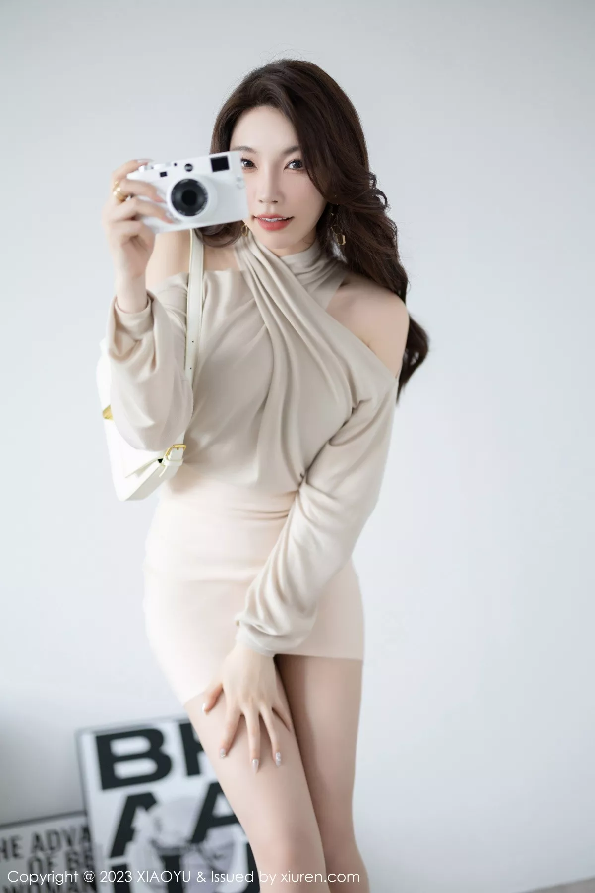 秀人集.com_[XiaoYu画语界]Vol.969_女神徐莉芝Booty脱浅色上衣露性感蓝色内衣配超薄肉丝诱惑写真82P