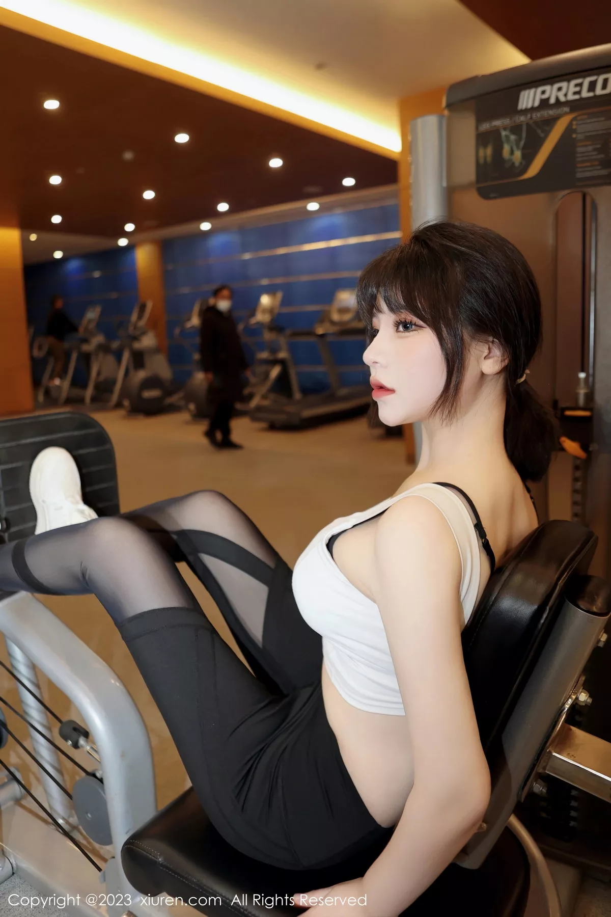 秀人集.com_[XiuRen秀人网]No.6289_模特桃桃子白色短款上衣配瑜伽裤半脱露性感内衣完美诱惑写真80P