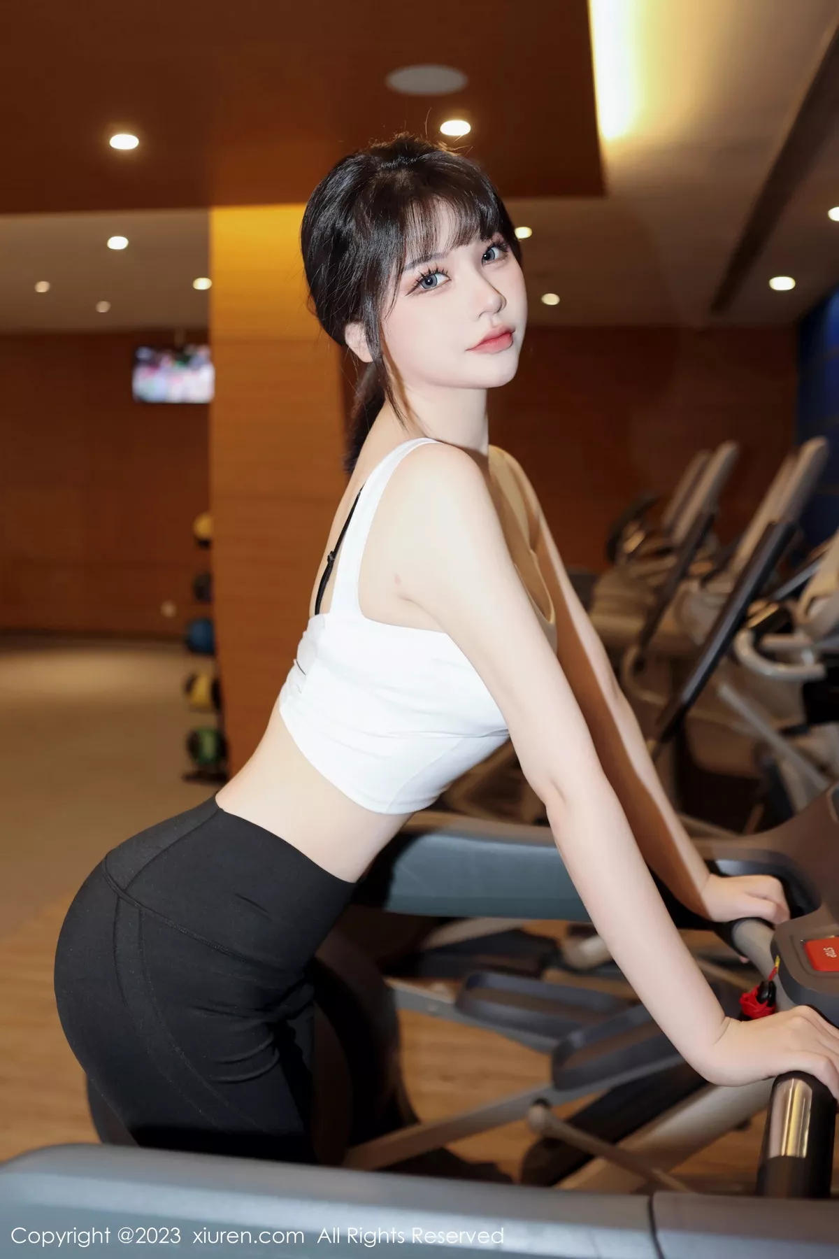 秀人集.com_[XiuRen秀人网]No.6289_模特桃桃子白色短款上衣配瑜伽裤半脱露性感内衣完美诱惑写真80P