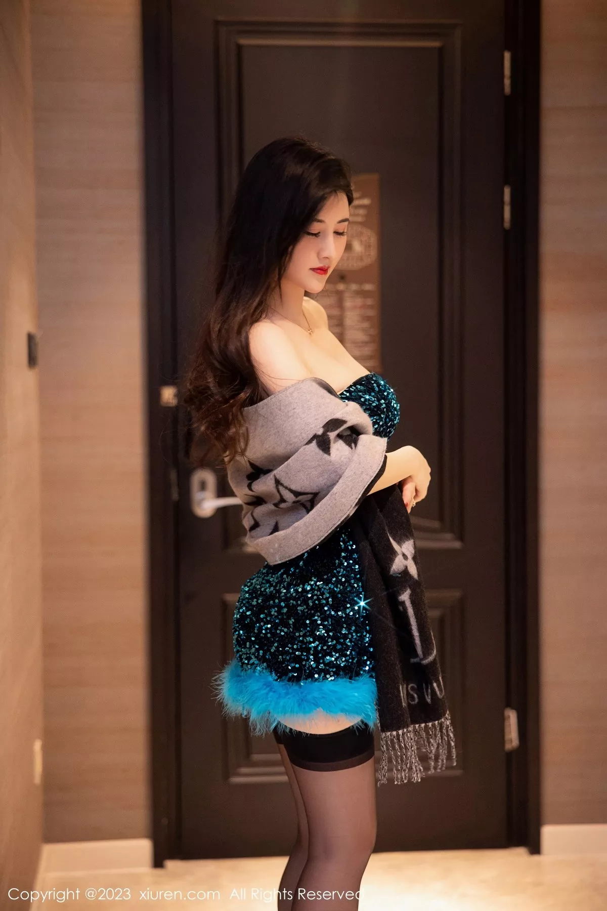 秀人集.com_[XiuRen秀人网]No.6384_模特诗诗kiki性感蓝黑露肩连衣短裙露黑色蕾丝内衣惹火诱惑写真86P