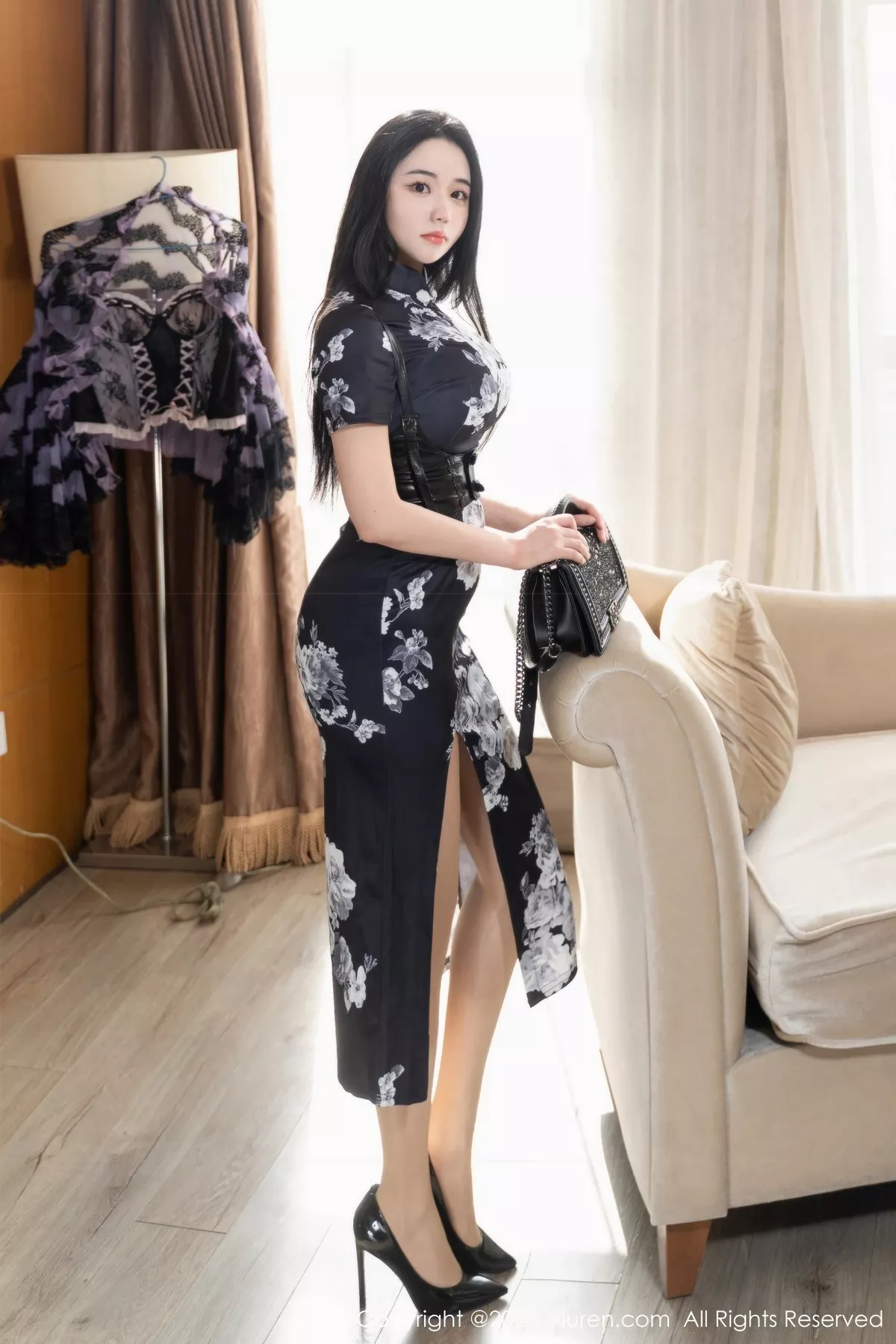 秀人集.com_[XiuRen秀人网]No.6379_模特汐汐爱吃草莓性感黑白色上衣配开档肉丝秀完美身材诱惑写真62P