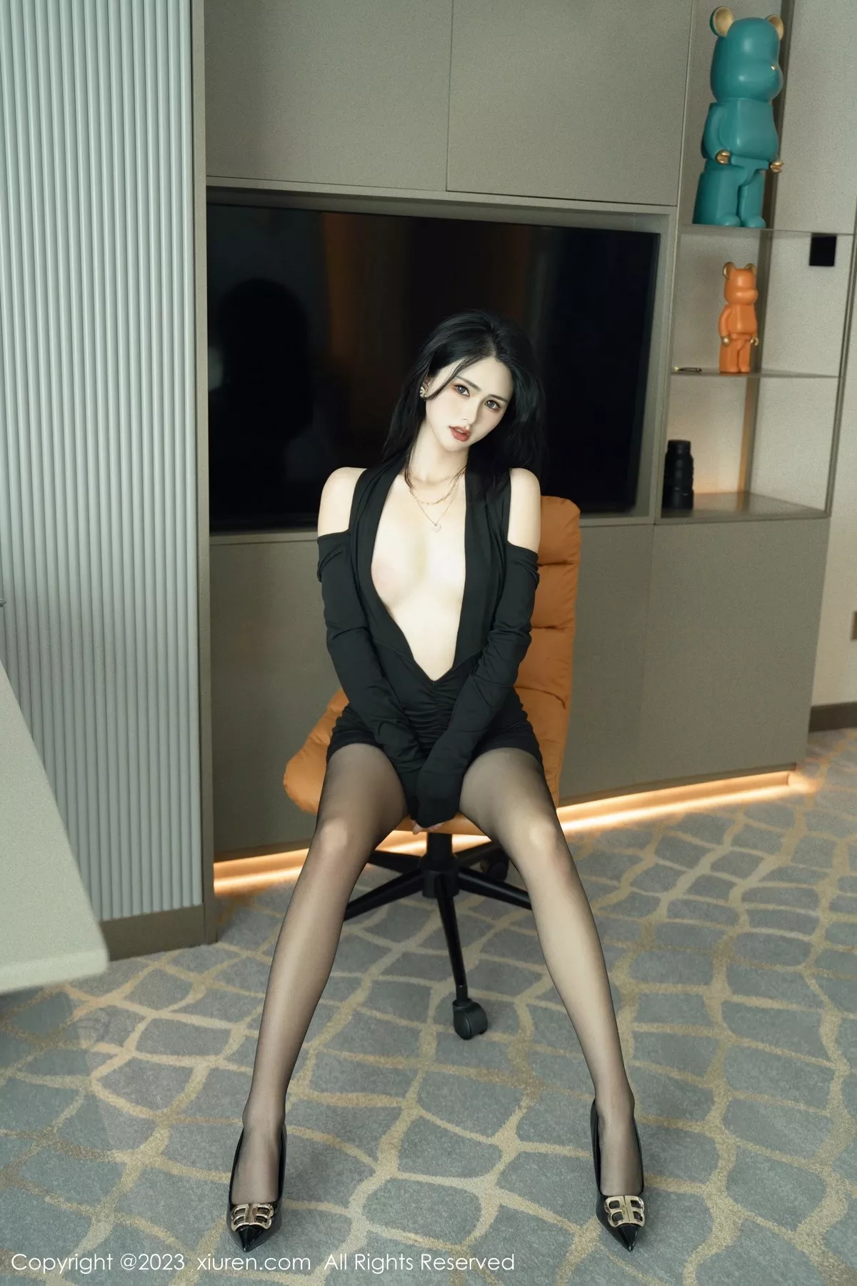秀人集.com_[XiuRen秀人网]No.6385_模特艾希儿性感黑色开胸服饰配超薄无内黑丝秀曼妙身姿诱惑写真81P
