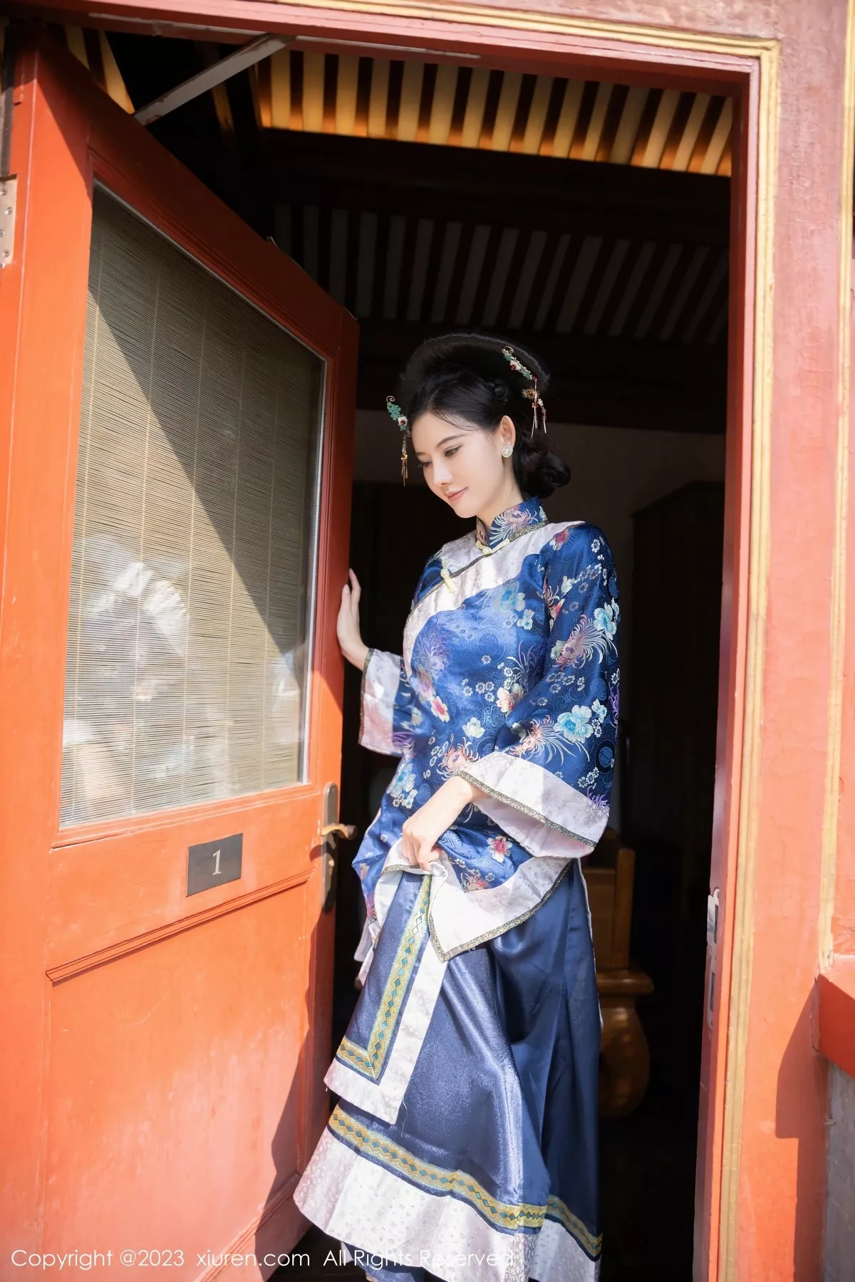 秀人集.com_[XiuRen秀人网]No.6398_模特就是阿朱啊脱宫廷古装露蓝色睡衣秀曼妙绝美身姿诱惑写真86P