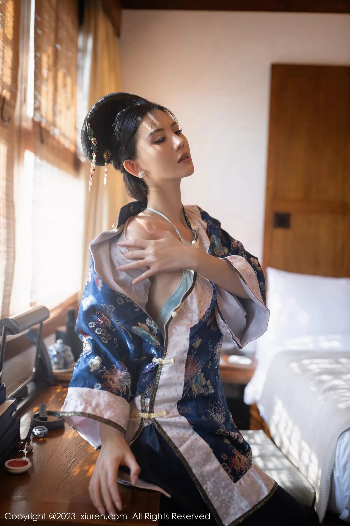 秀人集.com_[XiuRen秀人网]No.6398_模特就是阿朱啊脱宫廷古装露蓝色睡衣秀曼妙绝美身姿诱惑写真86P