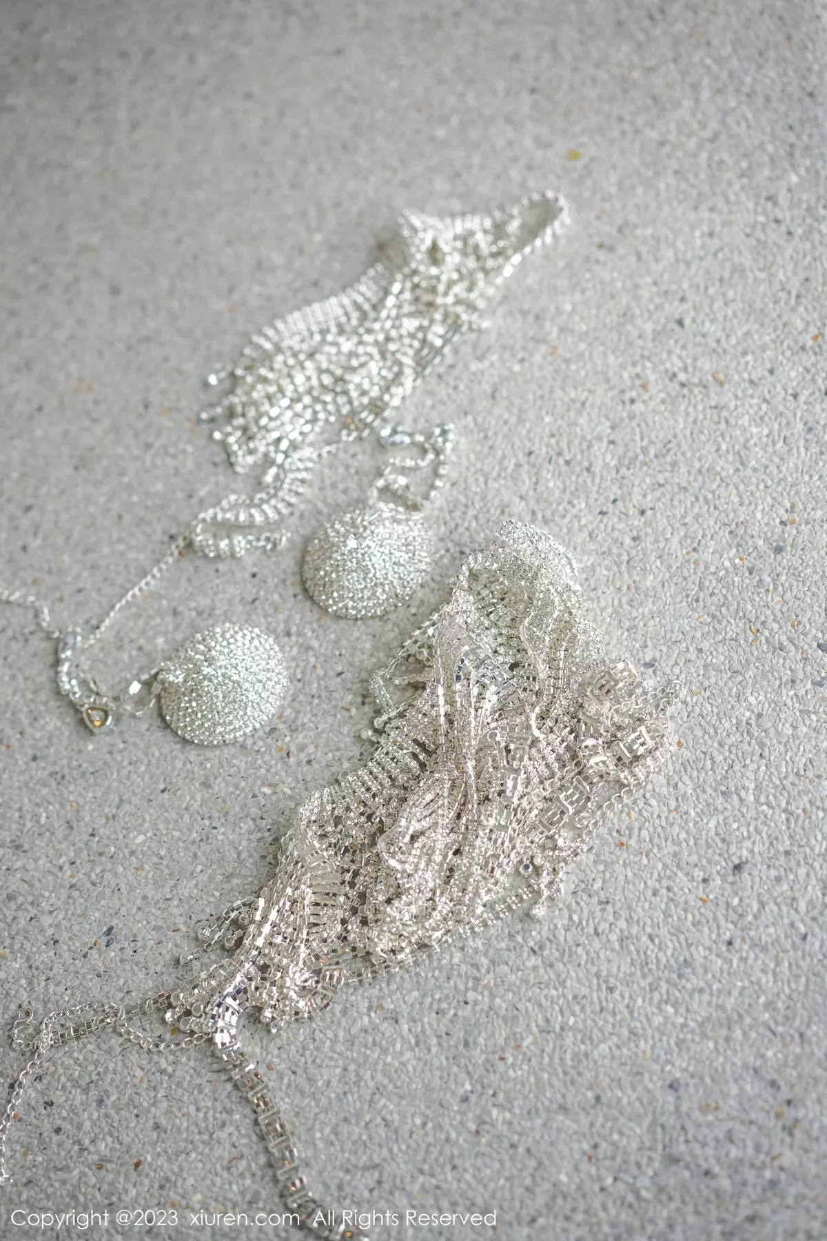 秀人集.com_[XiuRen秀人网]No.6396_女神妲己_Toxic多套服饰拍摄性感服饰秀雪峰美臀撩人诱惑写真65P