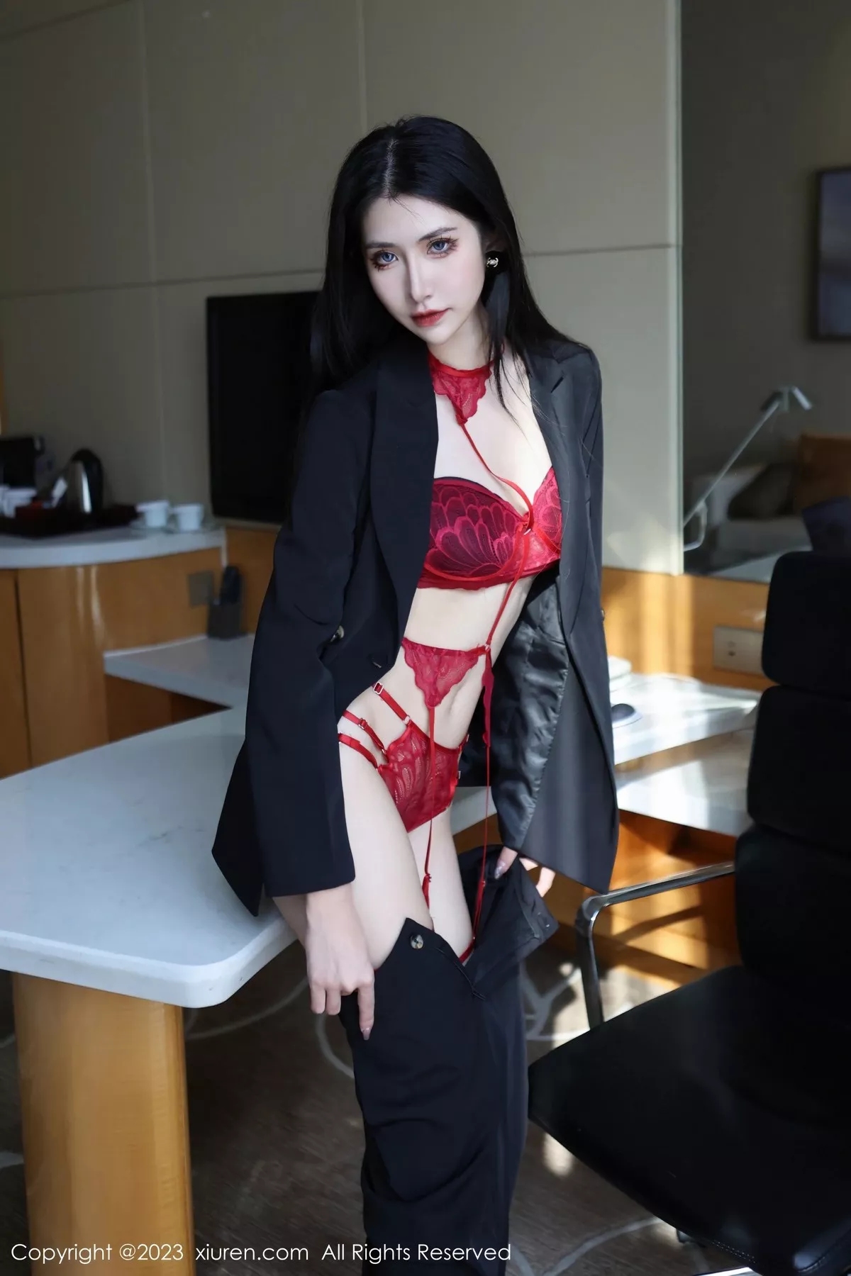 秀人集.com_[XiuRen秀人网]No.6402_新人依娜Yina脱深色西服露红色蕾丝内衣秀曼妙身姿诱惑写真112P