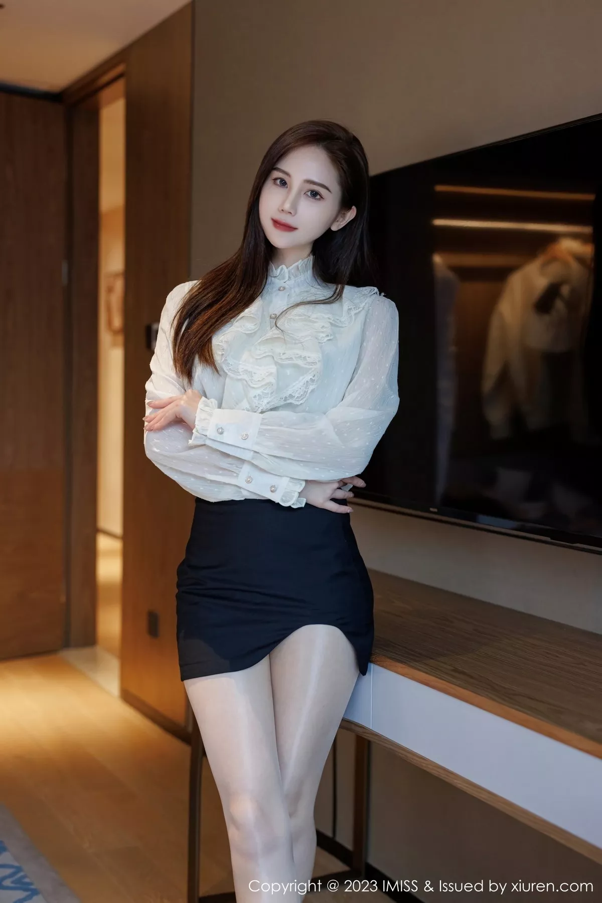 秀人集.com_[IMISS爱蜜社]Vol.722_模特SISY思性感白T配黑短裙露红色内衣配超薄肉丝迷人诱惑写真50P