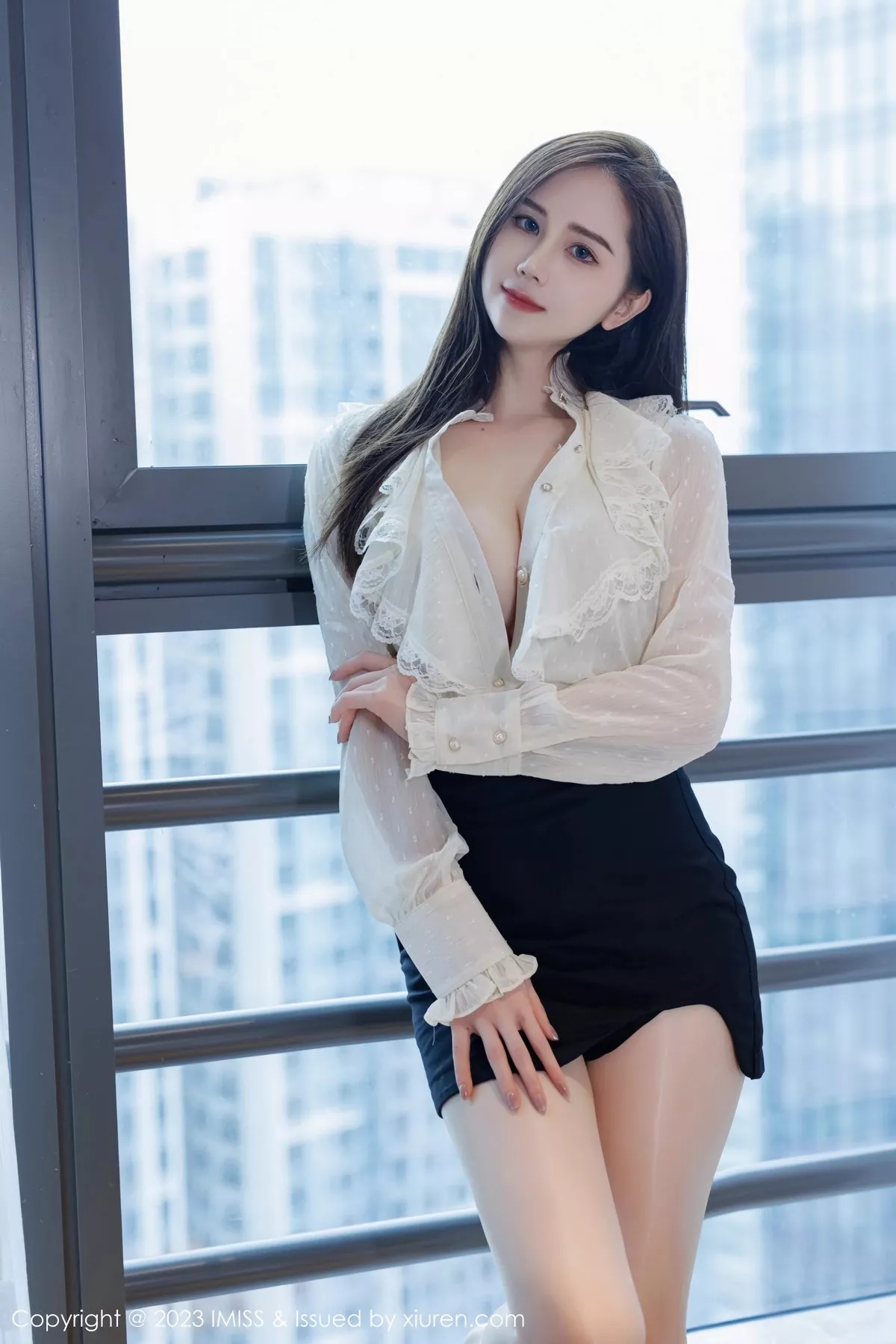 秀人集.com_[IMISS爱蜜社]Vol.722_模特SISY思性感白T配黑短裙露红色内衣配超薄肉丝迷人诱惑写真50P