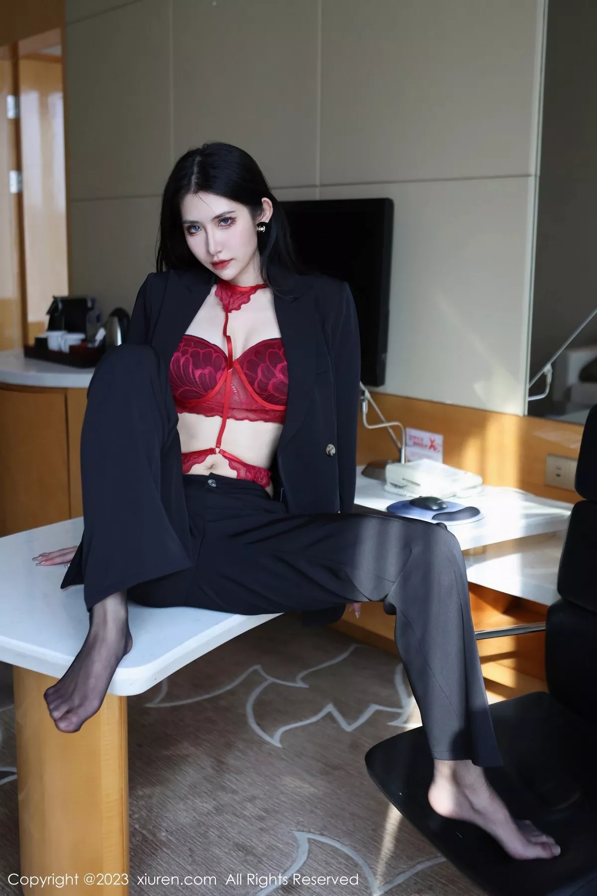秀人集.com_[XiuRen秀人网]No.6402_新人依娜Yina脱深色西服露红色蕾丝内衣秀曼妙身姿诱惑写真112P