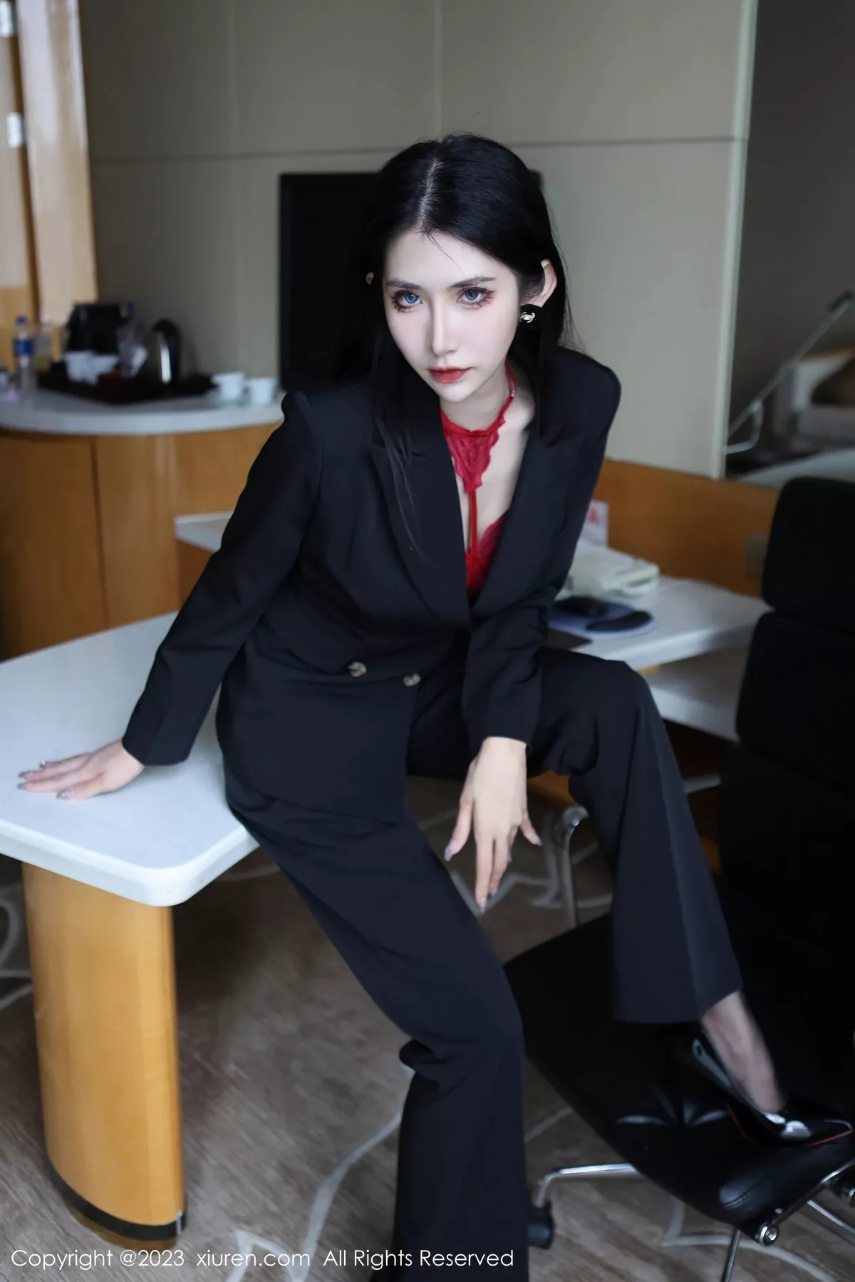 秀人集.com_[XiuRen秀人网]No.6402_新人依娜Yina脱深色西服露红色蕾丝内衣秀曼妙身姿诱惑写真112P