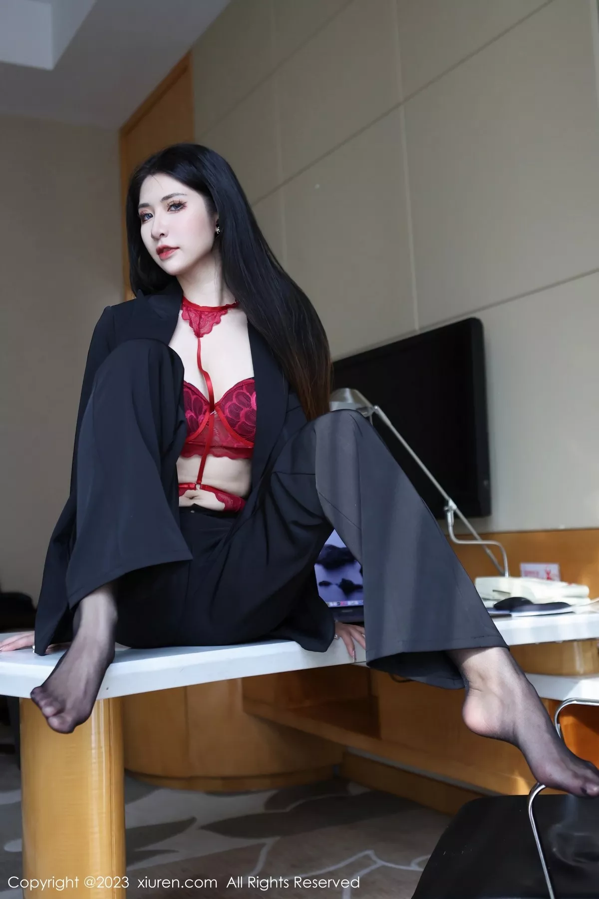 秀人集.com_[XiuRen秀人网]No.6402_新人依娜Yina脱深色西服露红色蕾丝内衣秀曼妙身姿诱惑写真112P