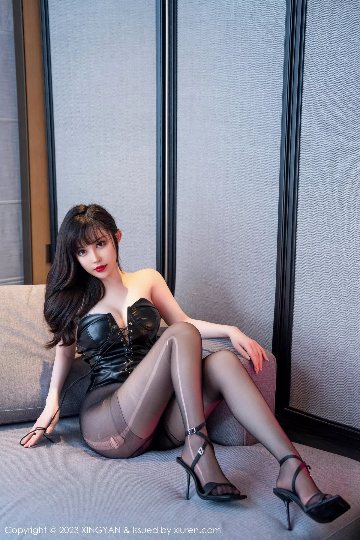 秀人集.com_[XINGYAN星颜社]VOL.181_模特焦糖可可黑色皮质低胸高叉连体衣配超薄黑丝撩人诱惑写真49P