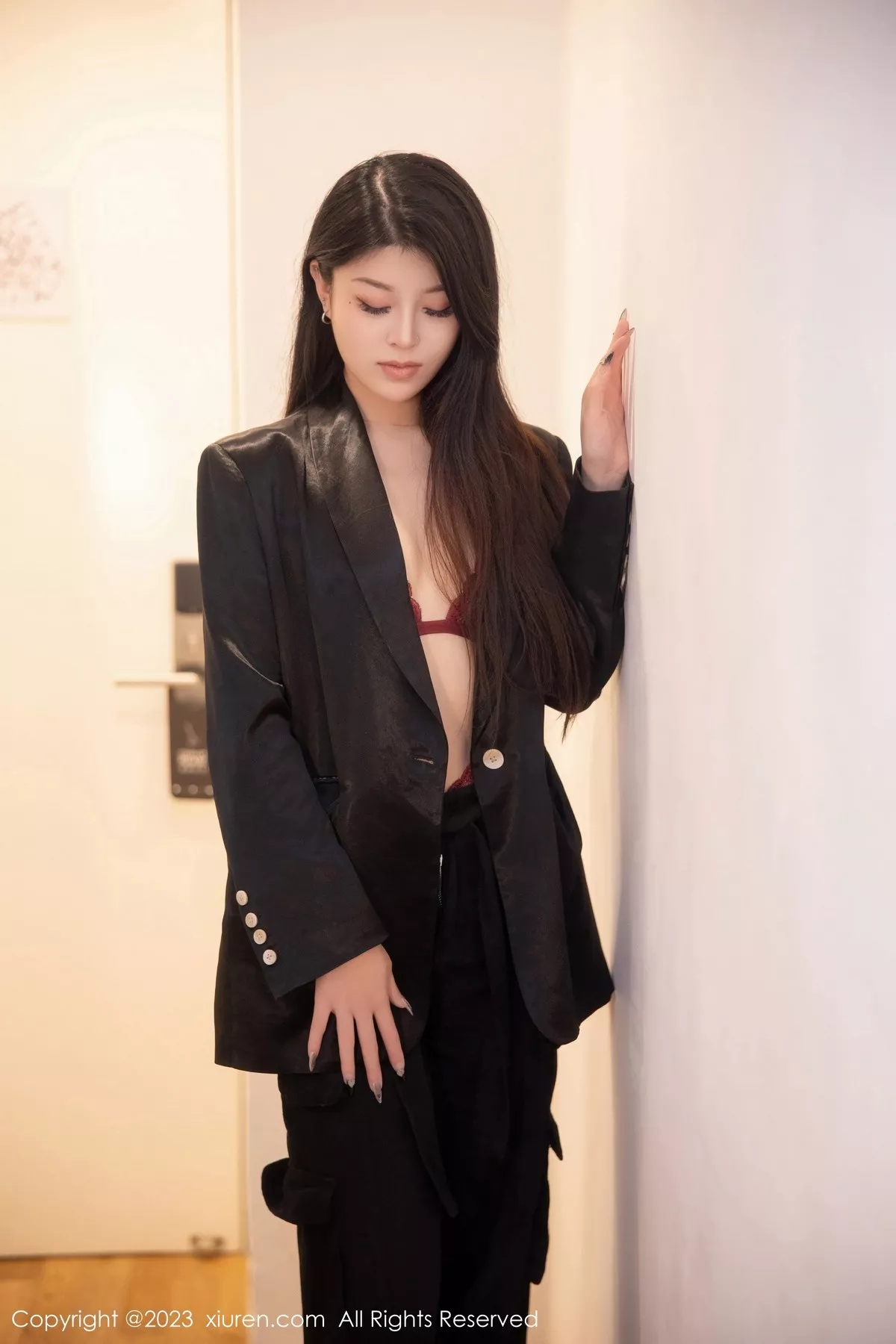 秀人集.com_[XiuRen秀人网]No.6409_新人模特四月月脱深色西服露红色蕾丝内衣配黑丝吊袜诱惑写真76P