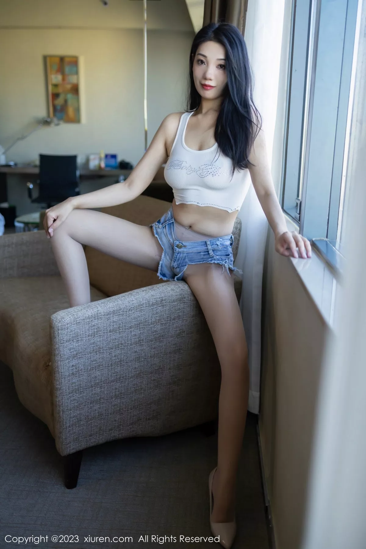 秀人集.com_[XiuRen秀人网]No.6411_模特小泡芙winna白色短款上衣配牛仔短裤露豪乳遮点诱惑写真51P