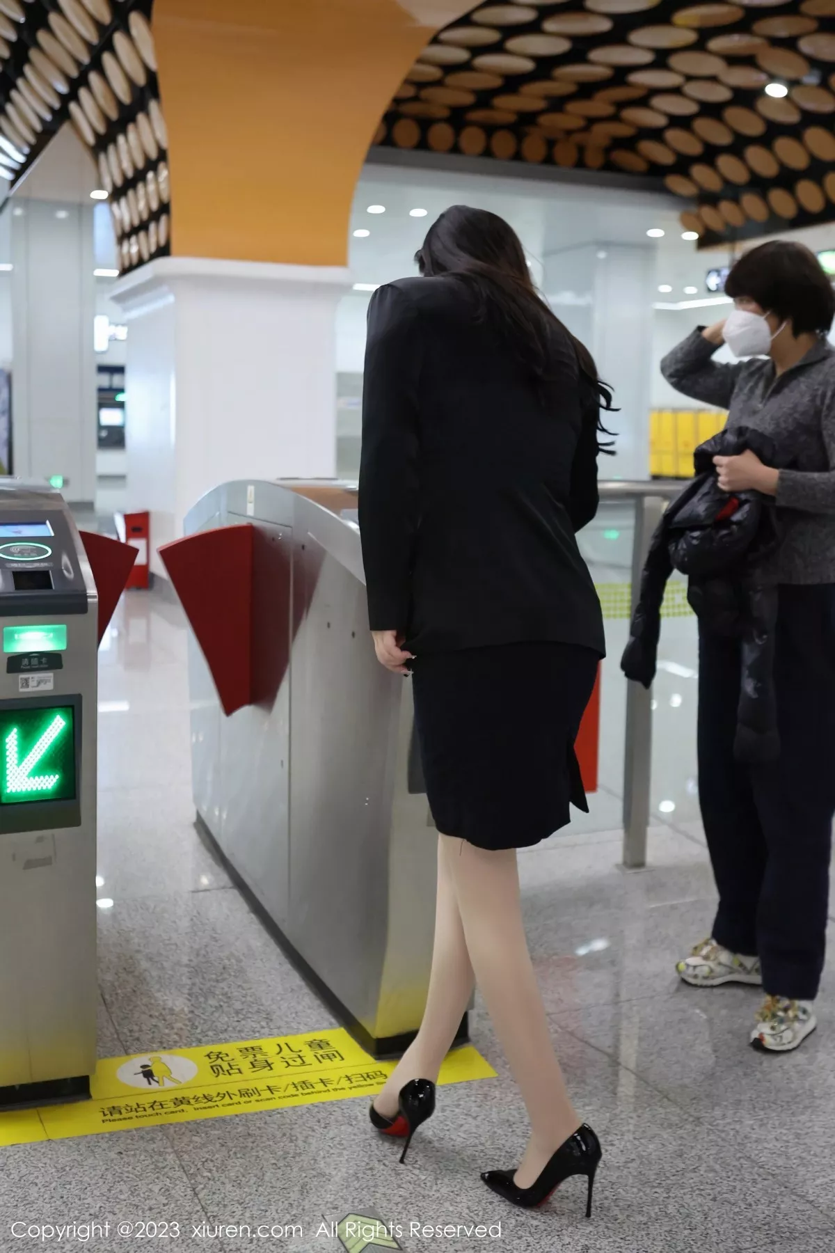 秀人集.com_[XiuRen秀人网]No.6421_模特王婉悠Queen性感浅黑色OL服露红色情趣内衣丰满诱惑写真93P