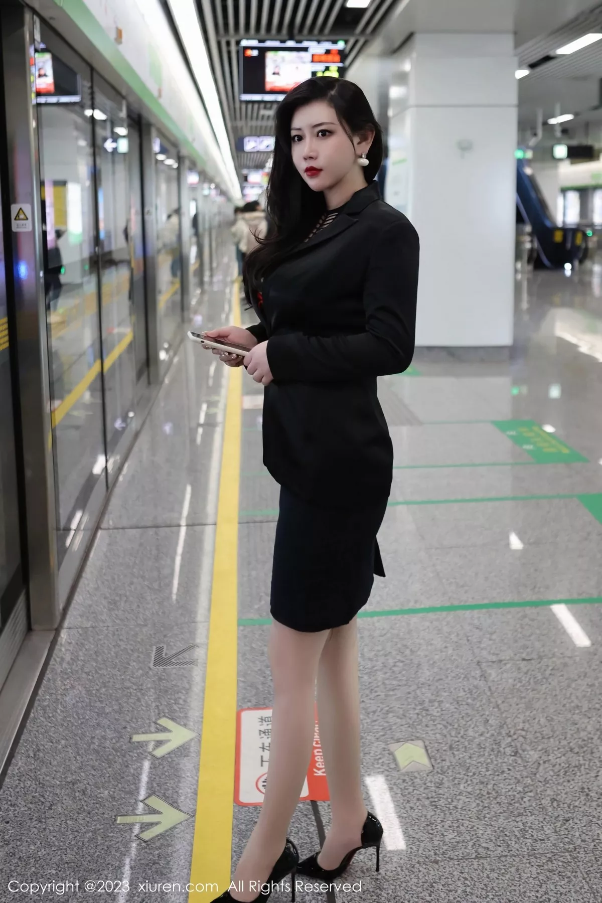 秀人集.com_[XiuRen秀人网]No.6421_模特王婉悠Queen性感浅黑色OL服露红色情趣内衣丰满诱惑写真93P