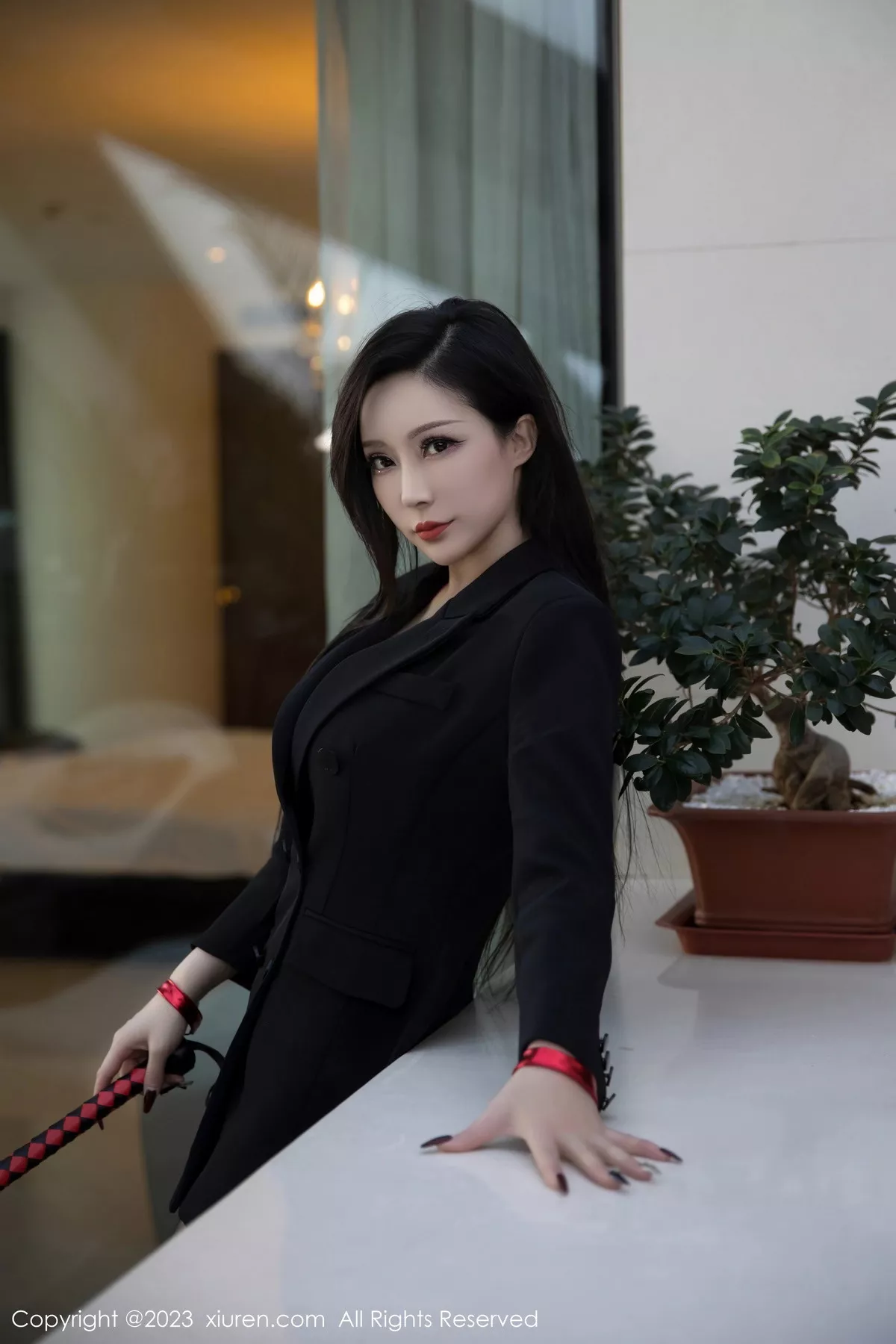 秀人集.com_[XiuRen秀人网]No.6294_新人模特大琪琪Emily脱黑色外衣露红色情趣内衣秀玲珑身段写真95P