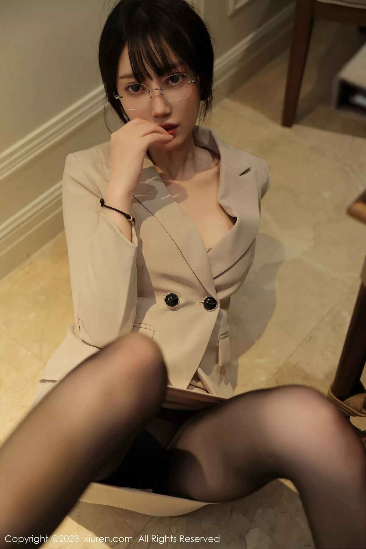 秀人集.com_[XiuRen秀人网]No.6428_模特玥儿玥er脱浅色Ol服饰露黑色蕾丝内衣配超薄黑丝魅惑写真56P