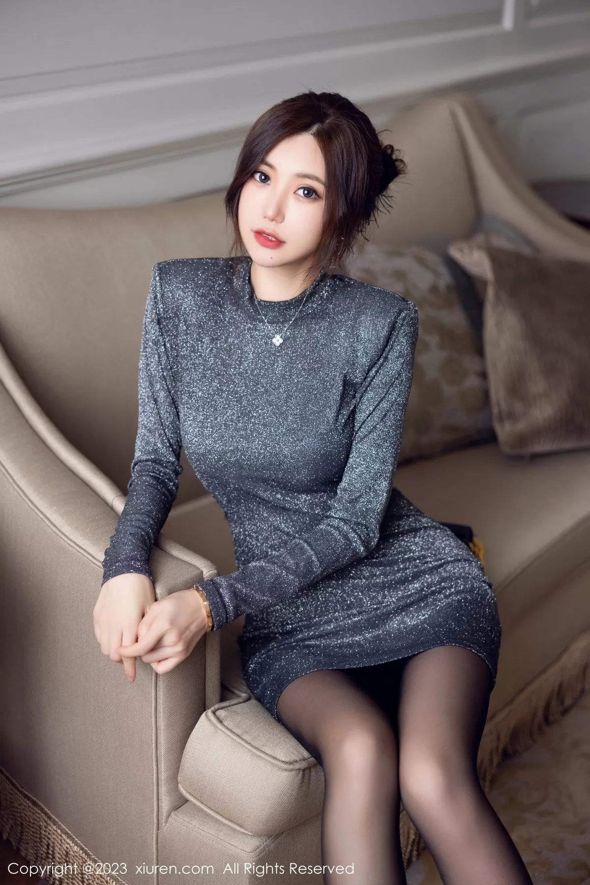 秀人集.com_[XiuRen秀人网]No.6431_女神绮里嘉ula性感灰色服饰配超薄无内黑丝秀曼妙身姿诱惑写真76P