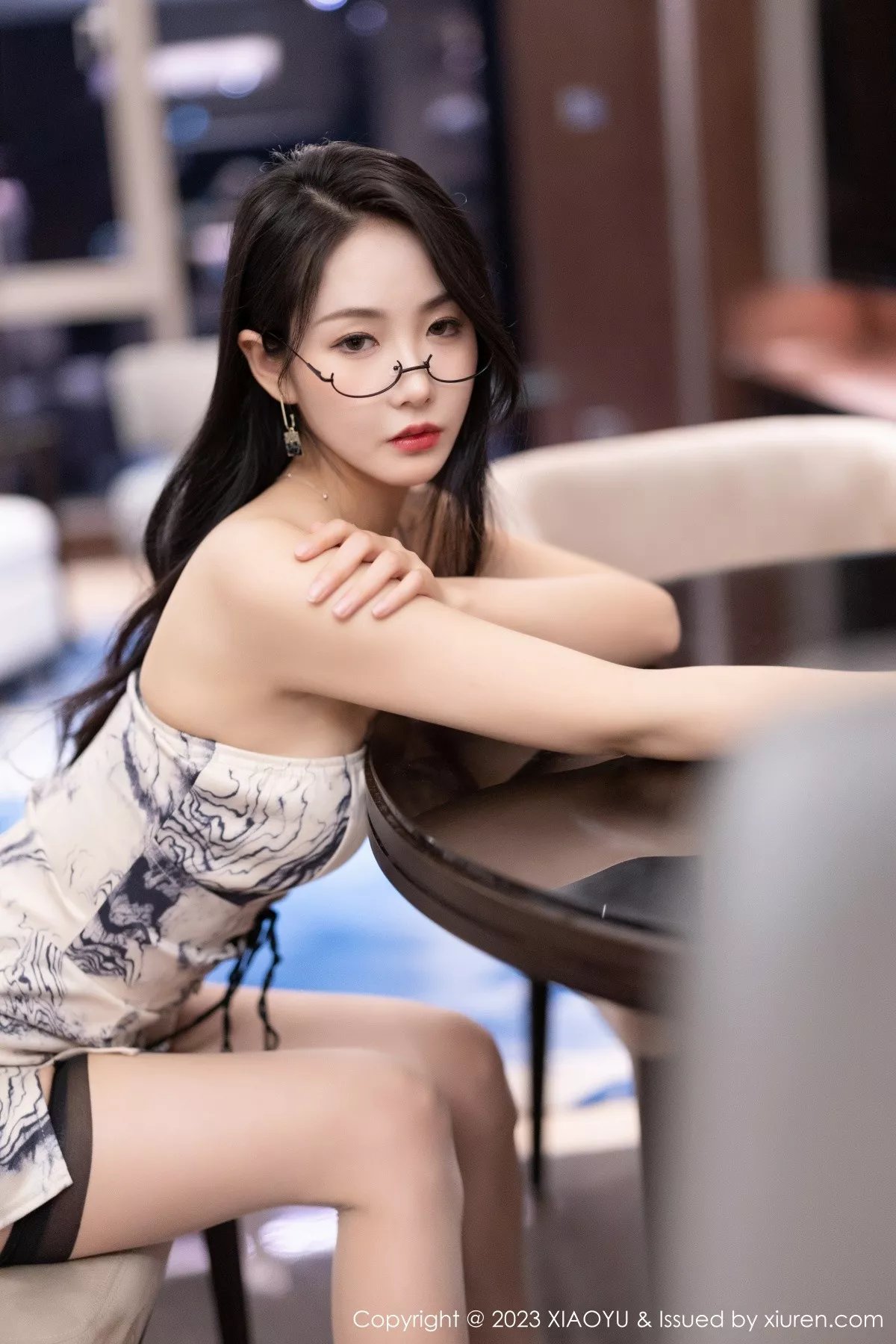 秀人集.com_[XiaoYu画语界]Vol.989_模特苏苏阿脱连衣短裙露白色蕾丝情趣内衣秀曼妙身姿诱惑写真70P