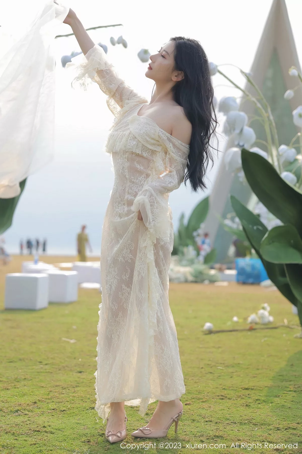 秀人集.com_[XiuRen秀人网]No.6303_模特尹甜甜海南旅拍性感白色蕾丝婚纱透视秀完美身材诱惑写真54P