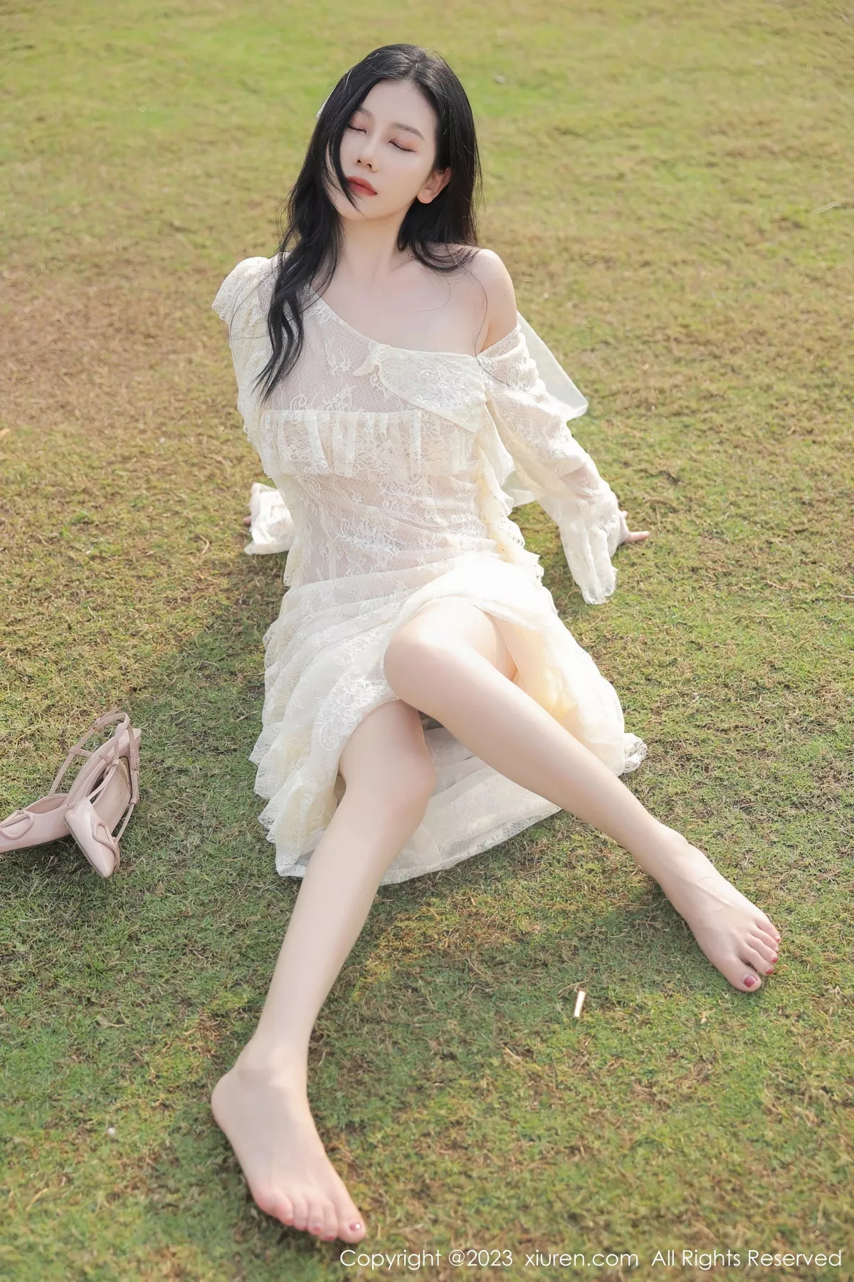 秀人集.com_[XiuRen秀人网]No.6303_模特尹甜甜海南旅拍性感白色蕾丝婚纱透视秀完美身材诱惑写真54P