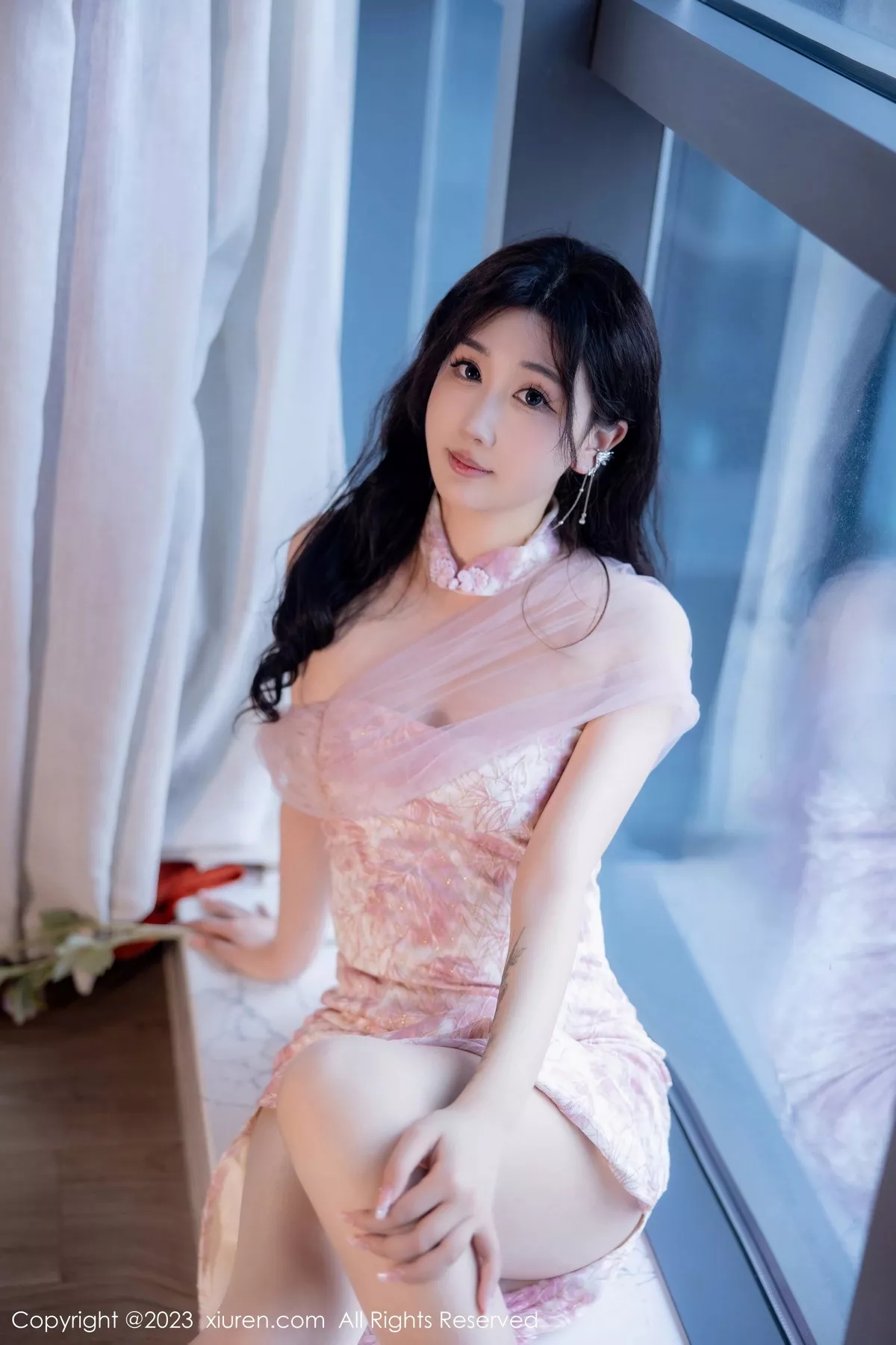 秀人集.com_[XiuRen秀人网]No.6313_模特江真真性感粉色露肩连衣短裙配超薄无内肉丝惹火诱惑写真76P