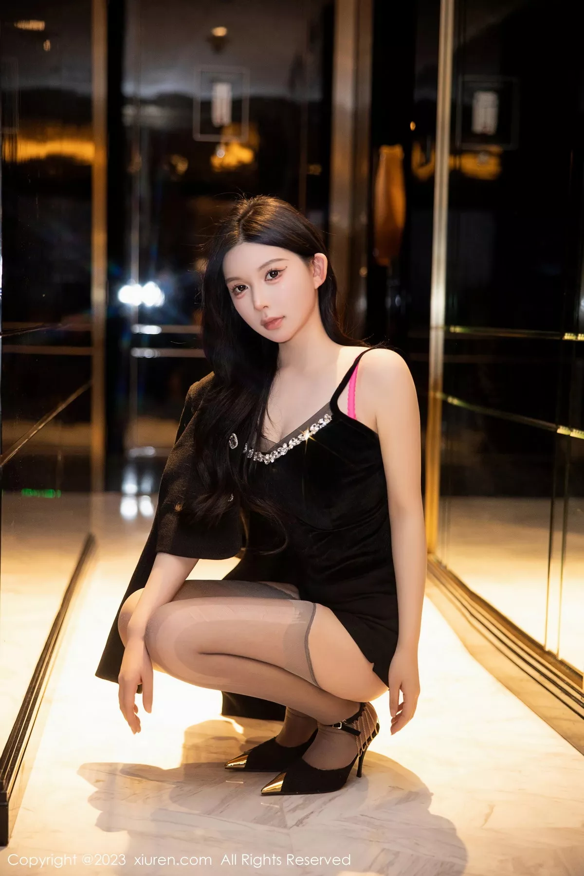 秀人集.com_[XiuRen秀人网]No.6317_模特林珊珊黑色吊带短裙露轻透花色蕾丝情趣内衣撩人诱惑写真105P