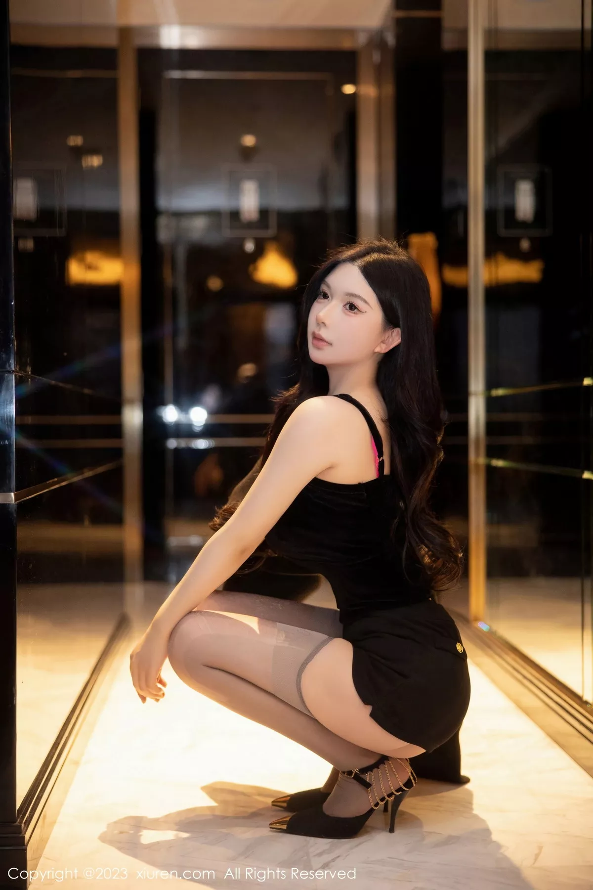 秀人集.com_[XiuRen秀人网]No.6317_模特林珊珊黑色吊带短裙露轻透花色蕾丝情趣内衣撩人诱惑写真105P