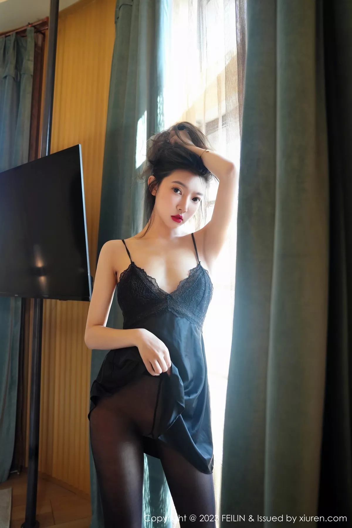 秀人集.com_[FeiLin嗲囡囡]VOL.466_女神冯木木LRIS黑色情趣吊带裙配超薄黑丝秀惹火身材诱惑写真85P