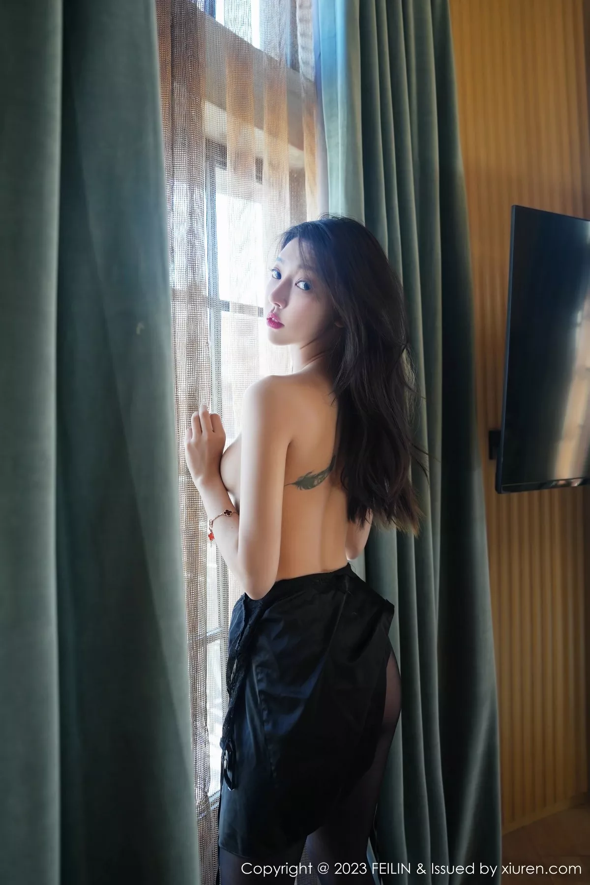 秀人集.com_[FeiLin嗲囡囡]VOL.466_女神冯木木LRIS黑色情趣吊带裙配超薄黑丝秀惹火身材诱惑写真85P