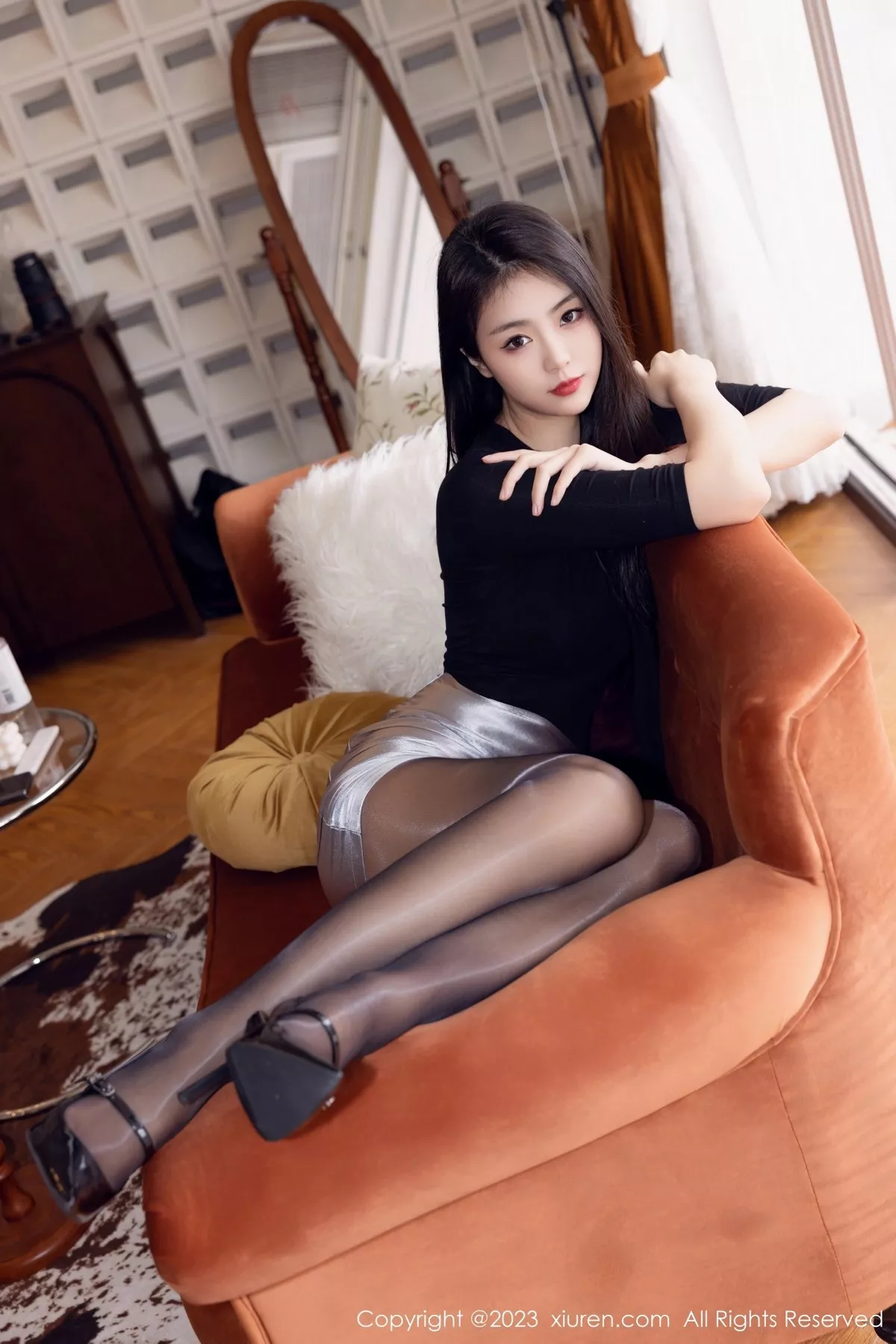 秀人集.com_[XiuRen秀人网]No.6493_模特可乐Vicky性感黑上衣配银色短裙露闪亮黑丝秀美腿诱惑写真70P