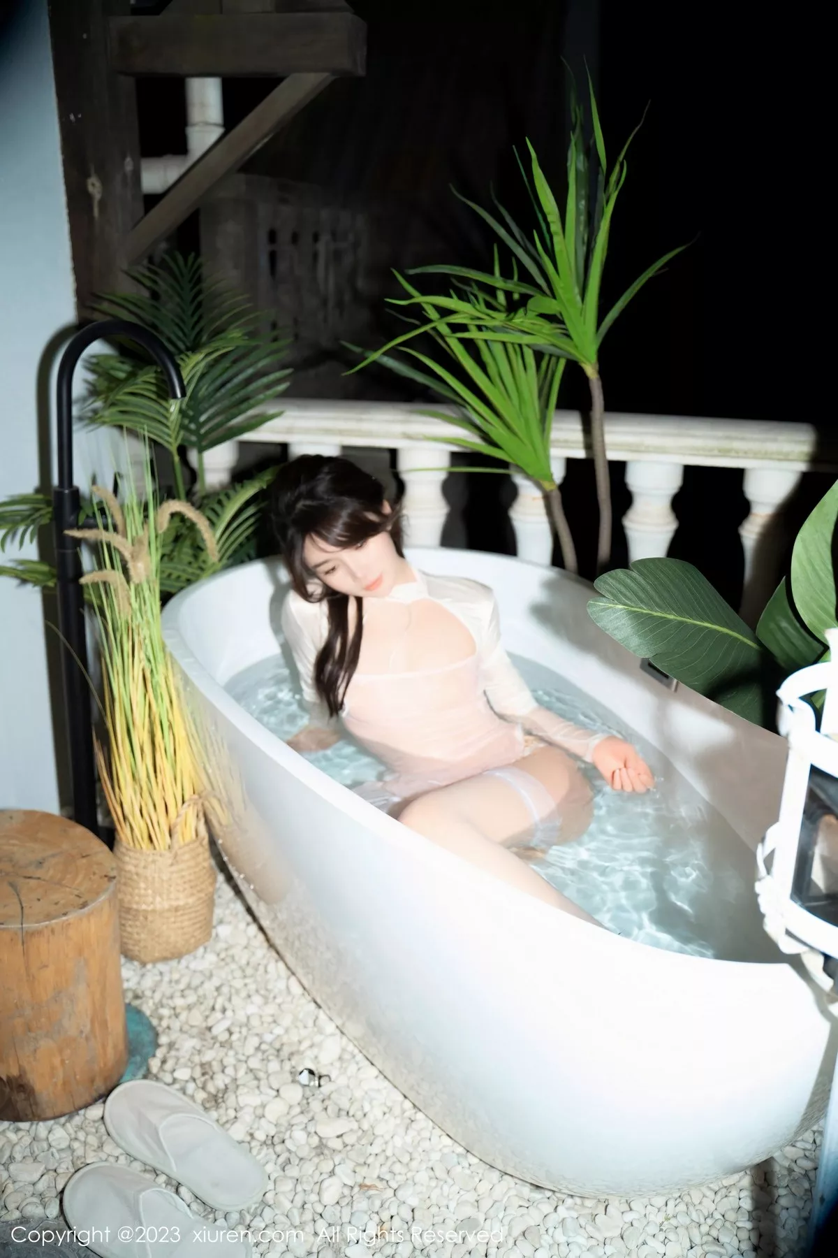 秀人集.com_[XiuRen秀人网]No.6489_模特婠婠么性感粉色连身短裙配白色蕾丝袜秀曼妙身姿诱惑写真66P