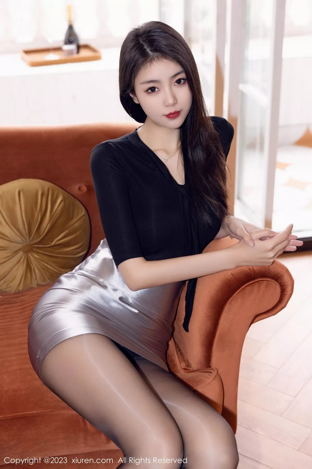 秀人集.com_[XiuRen秀人网]No.6493_模特可乐Vicky性感黑上衣配银色短裙露闪亮黑丝秀美腿诱惑写真70P