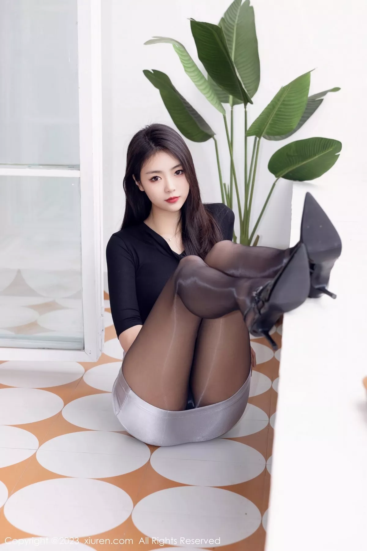 秀人集.com_[XiuRen秀人网]No.6493_模特可乐Vicky性感黑上衣配银色短裙露闪亮黑丝秀美腿诱惑写真70P