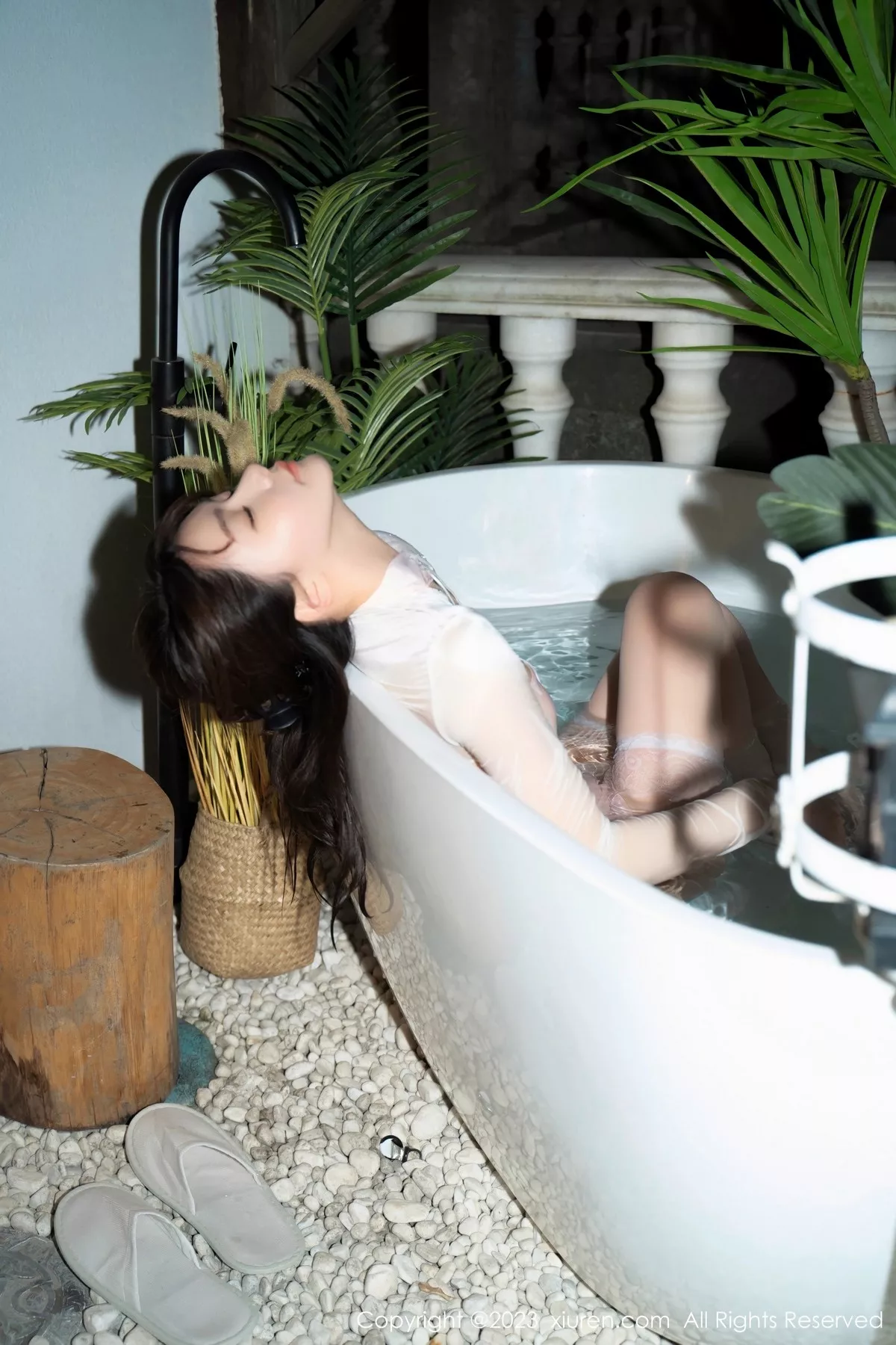 秀人集.com_[XiuRen秀人网]No.6489_模特婠婠么性感粉色连身短裙配白色蕾丝袜秀曼妙身姿诱惑写真66P