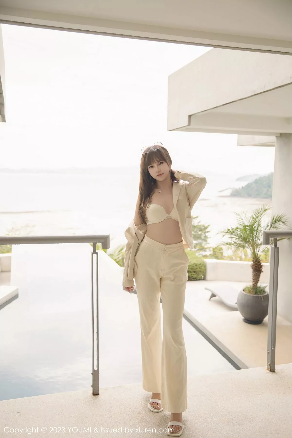 秀人集.com_[YouMi尤蜜荟]Vol.921_模特icy猪脱简约浅色服露白色蕾丝内衣秀凹凸身材撩人诱惑写真65P