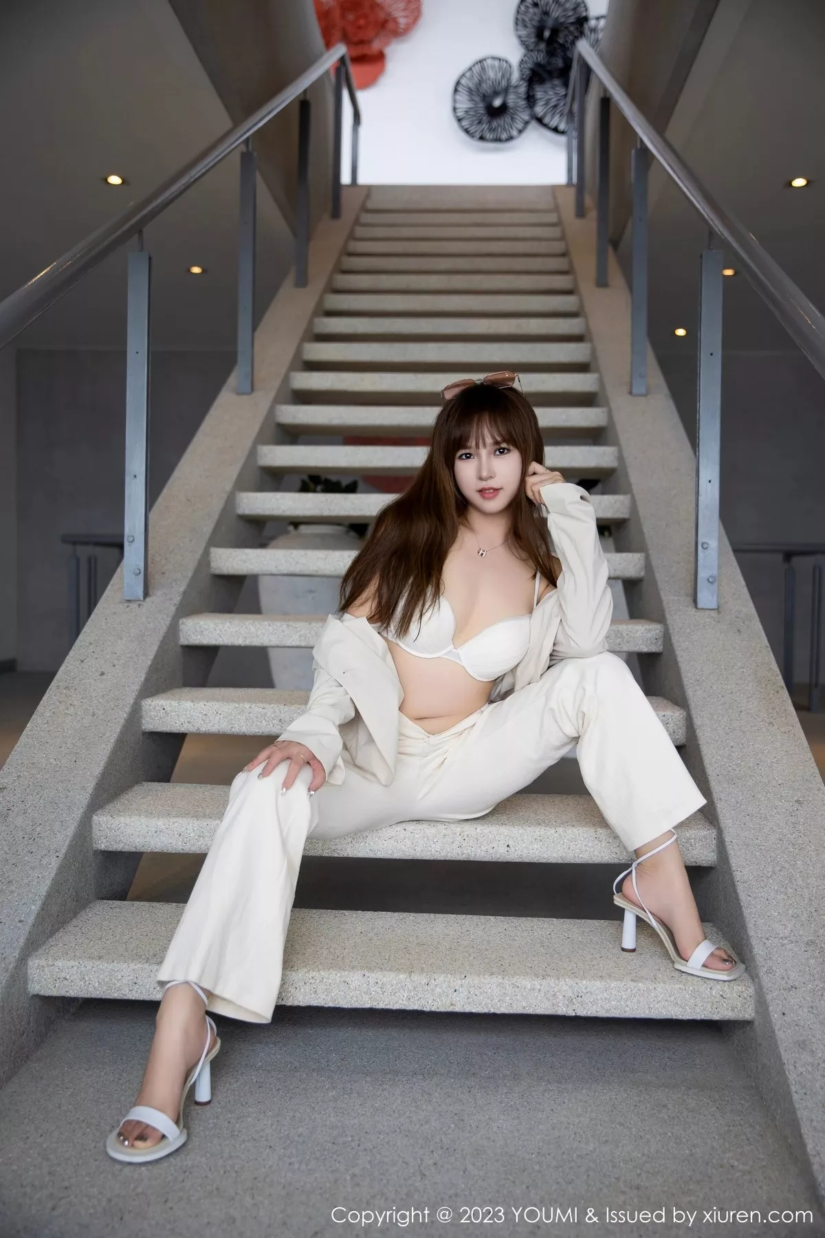 秀人集.com_[YouMi尤蜜荟]Vol.921_模特icy猪脱简约浅色服露白色蕾丝内衣秀凹凸身材撩人诱惑写真65P