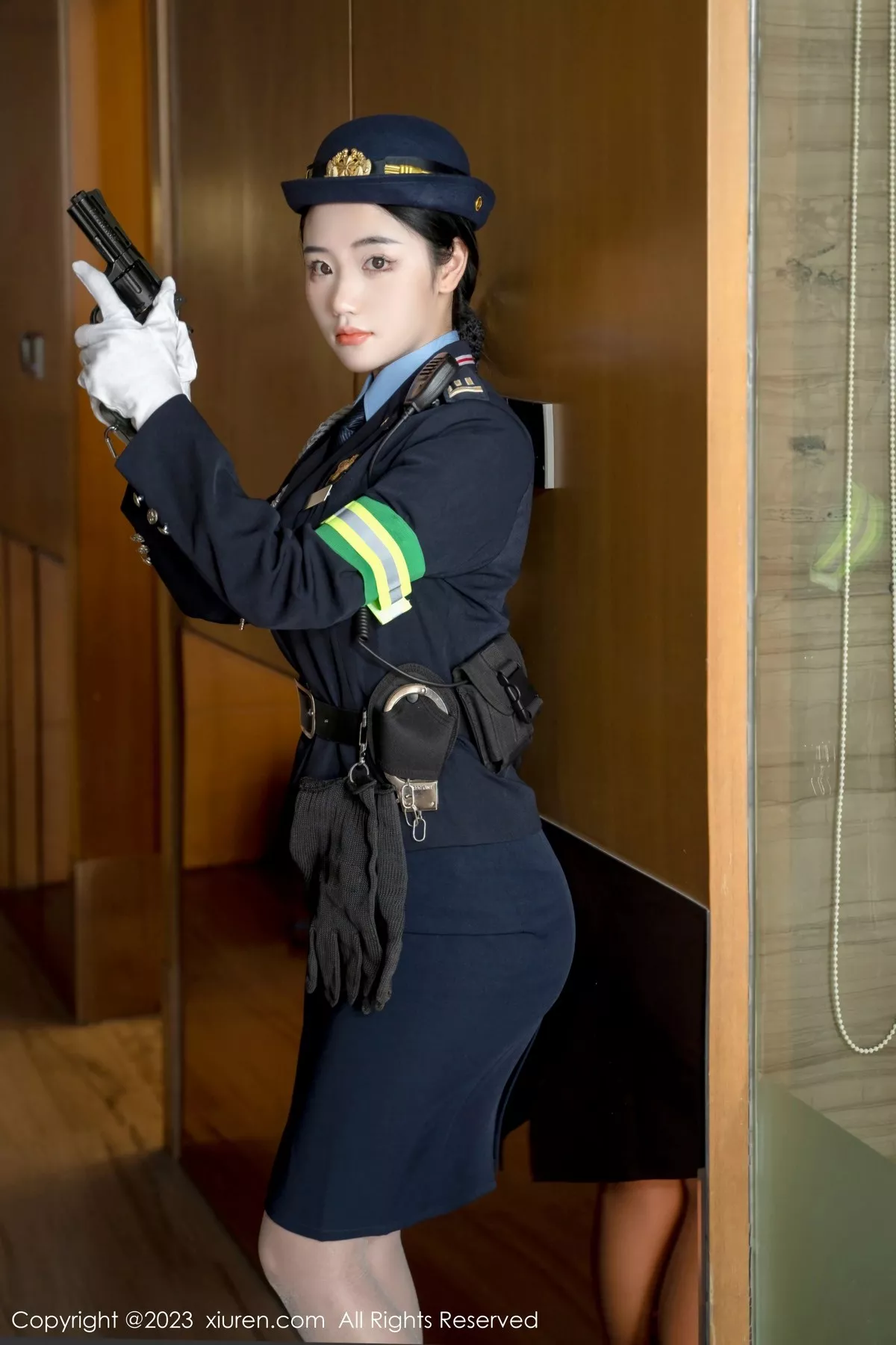 秀人集.com_[XiuRen秀人网]No.6497_模特汐汐爱吃草莓脱搜查官制服露性感内衣秀丰满身材诱惑写真85P