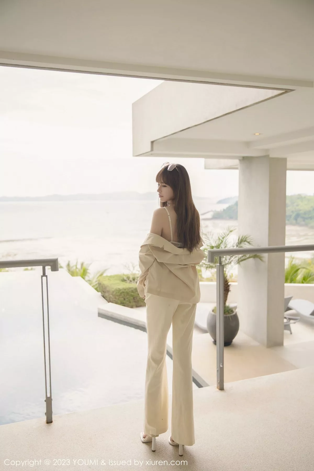 秀人集.com_[YouMi尤蜜荟]Vol.921_模特icy猪脱简约浅色服露白色蕾丝内衣秀凹凸身材撩人诱惑写真65P