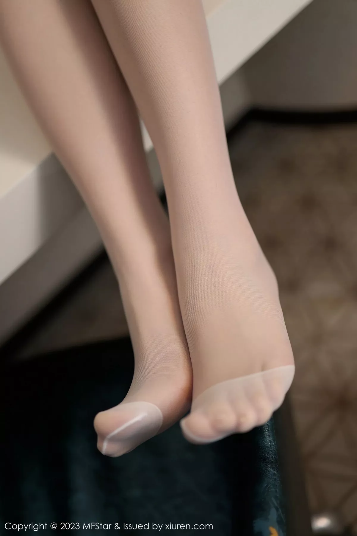 秀人集.com_[MFStar模范学院]Vol.602_模特汐汐爱吃草莓脱棒球服露蓝短裙配超薄肉丝秀翘臀诱惑写真52P