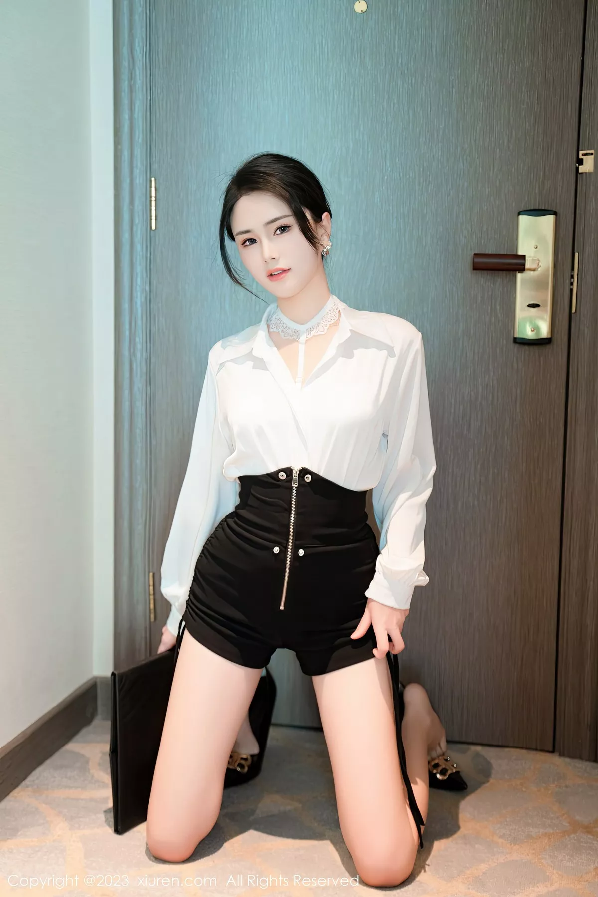 秀人集.com_[XiuRen秀人网]No.6520_模特艾希儿性感白T配黑短裙露白色蕾丝内衣秀曼妙身姿诱惑写真76P