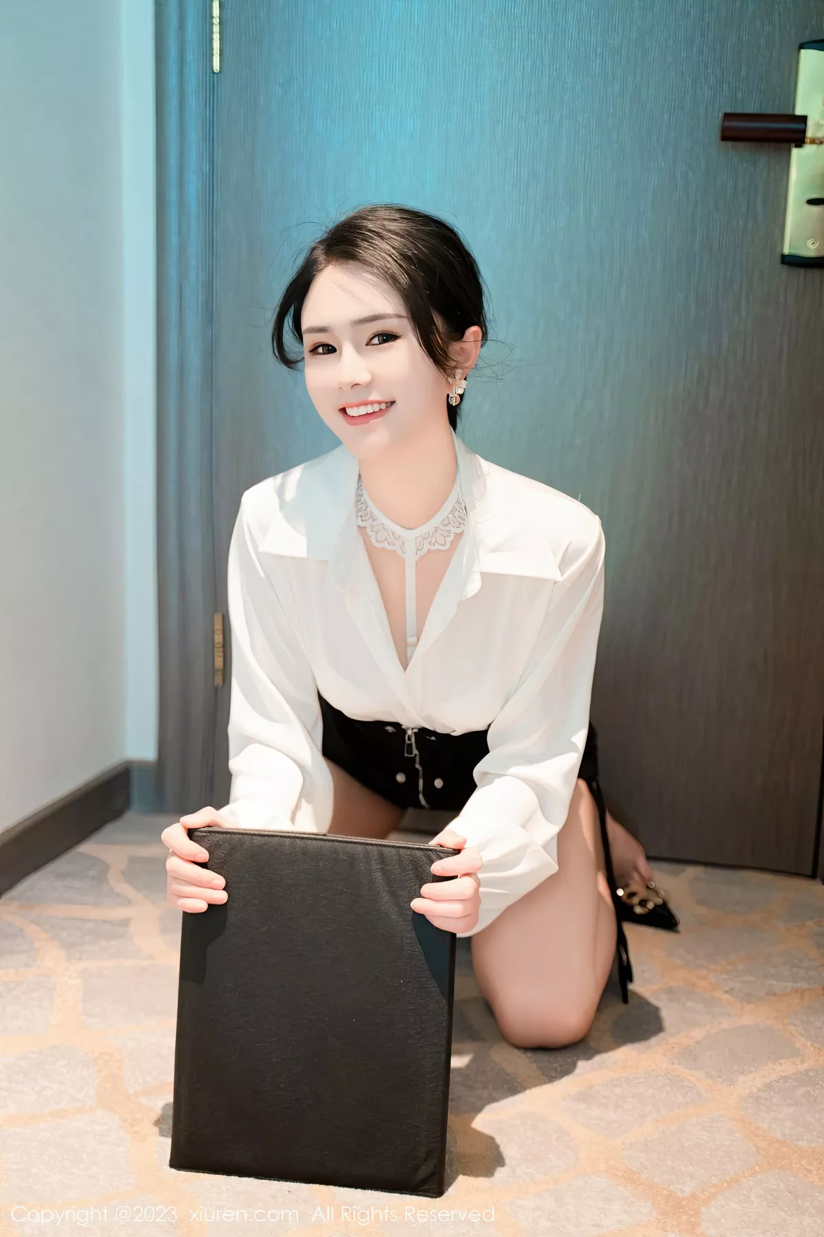 秀人集.com_[XiuRen秀人网]No.6520_模特艾希儿性感白T配黑短裙露白色蕾丝内衣秀曼妙身姿诱惑写真76P