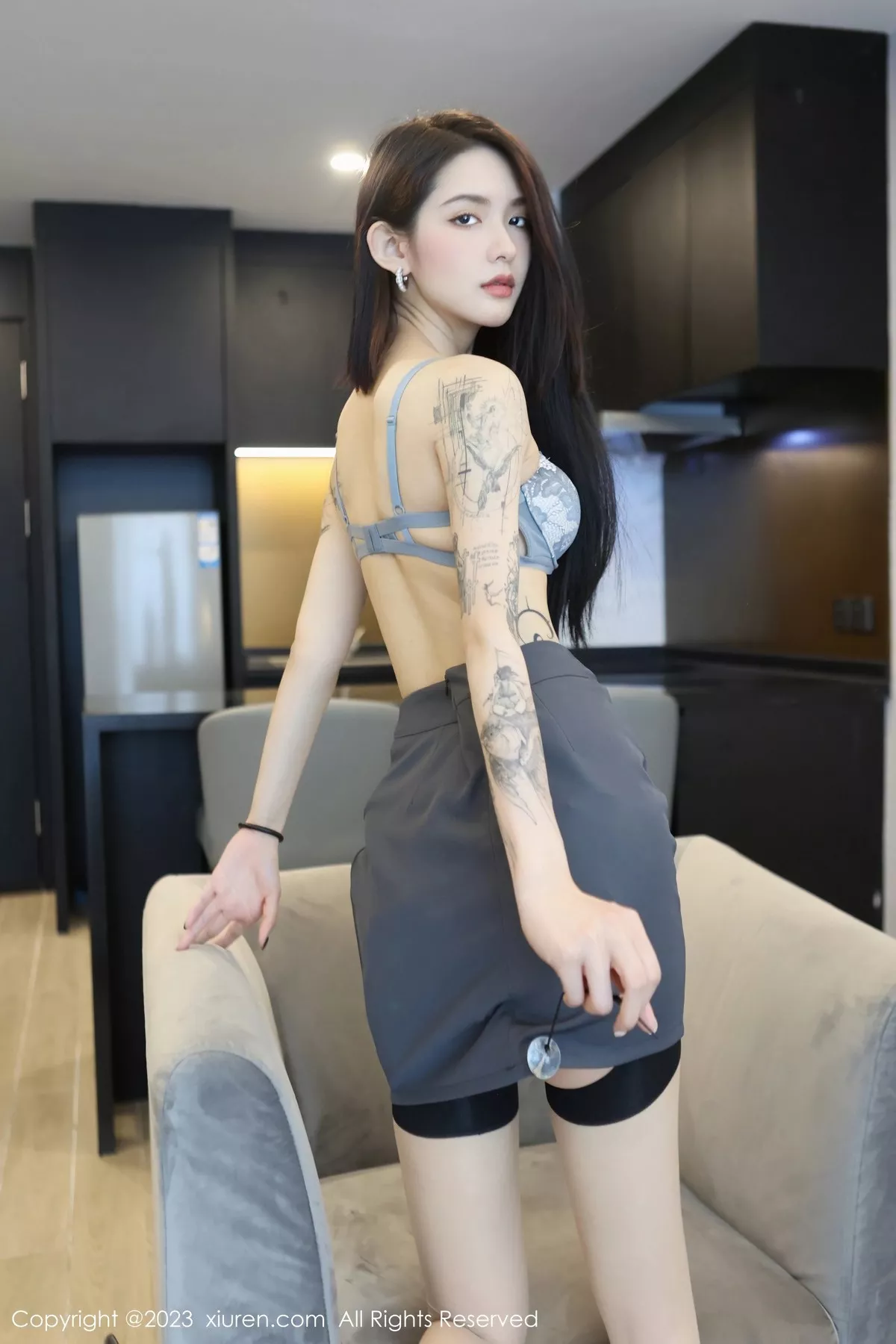 秀人集.com_[XiuRen秀人网]No.6538_模特乔一一性感淡蓝条纹上衣配灰短裙露蕾丝内衣迷人诱惑写真77P