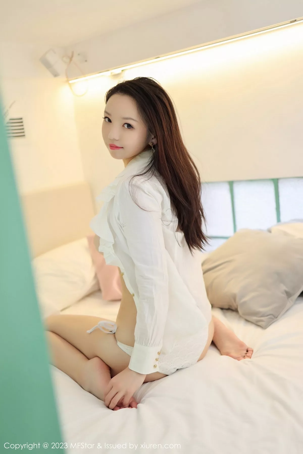 秀人集.com_[MFStar模范学院]Vol.605_模特大美妞儿床上性感白色上衣配白内裤秀丰腴身姿诱惑写真62P