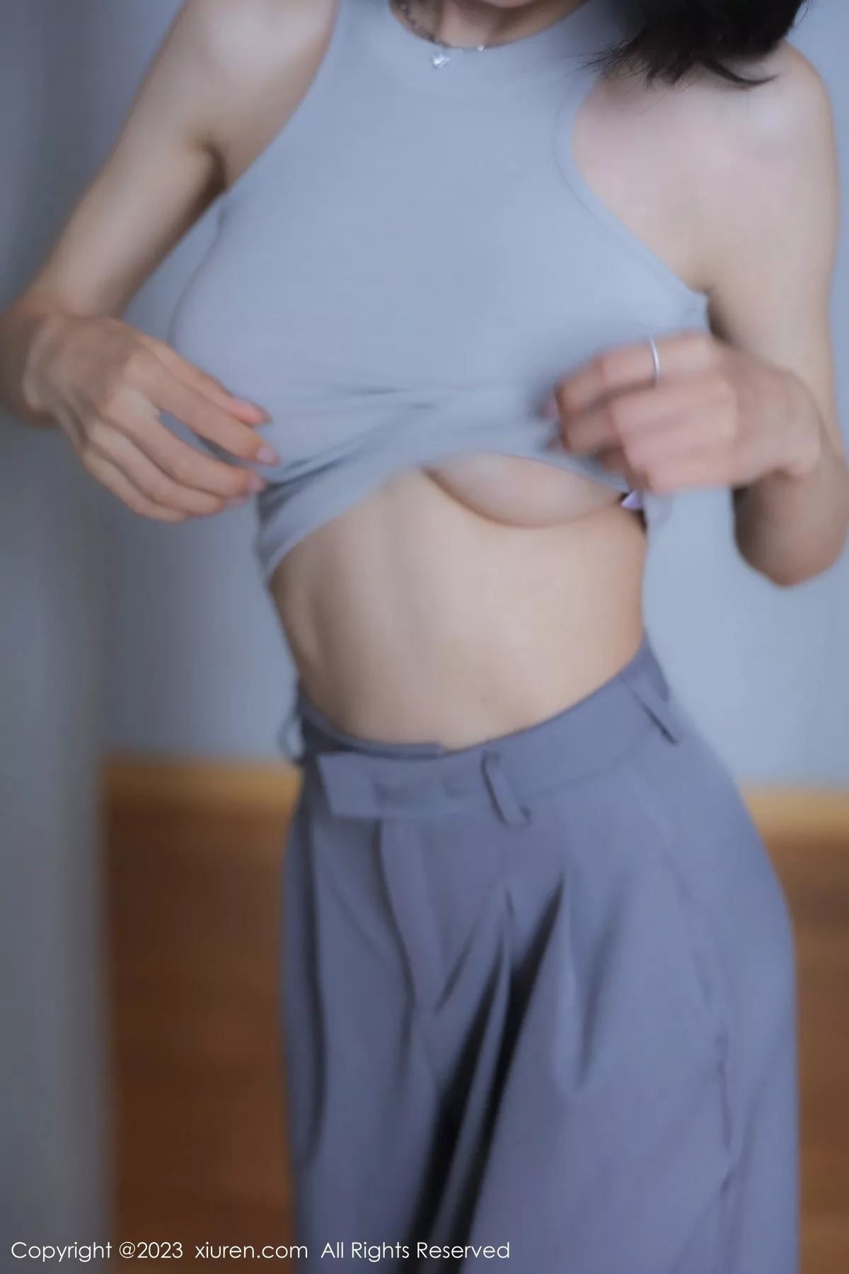 秀人集.com_[XiuRen秀人网]No.6552_模特Lingyu69蓝灰短款上衣配灰色长裤秀惹火身材撩人诱惑写真80P